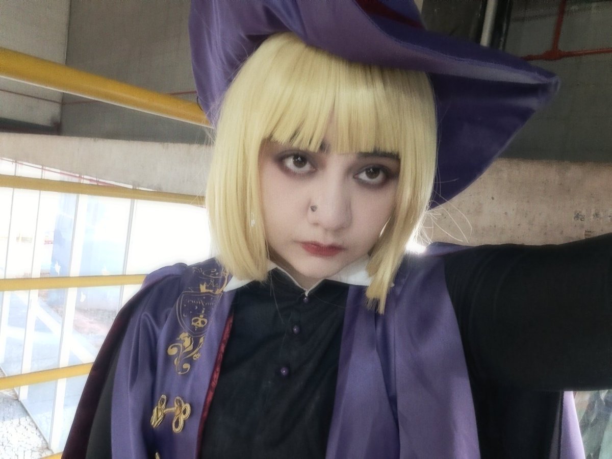 rookhunts's tweet image. Nem oito e meia da manhã eu estou vestido de rook hunt sendo humilhado por adolescentes prestes a chorar não vou nem posar para essa merda de foto eles deviam deixar essa criançada me comer feito ratos numa carcaça de animal