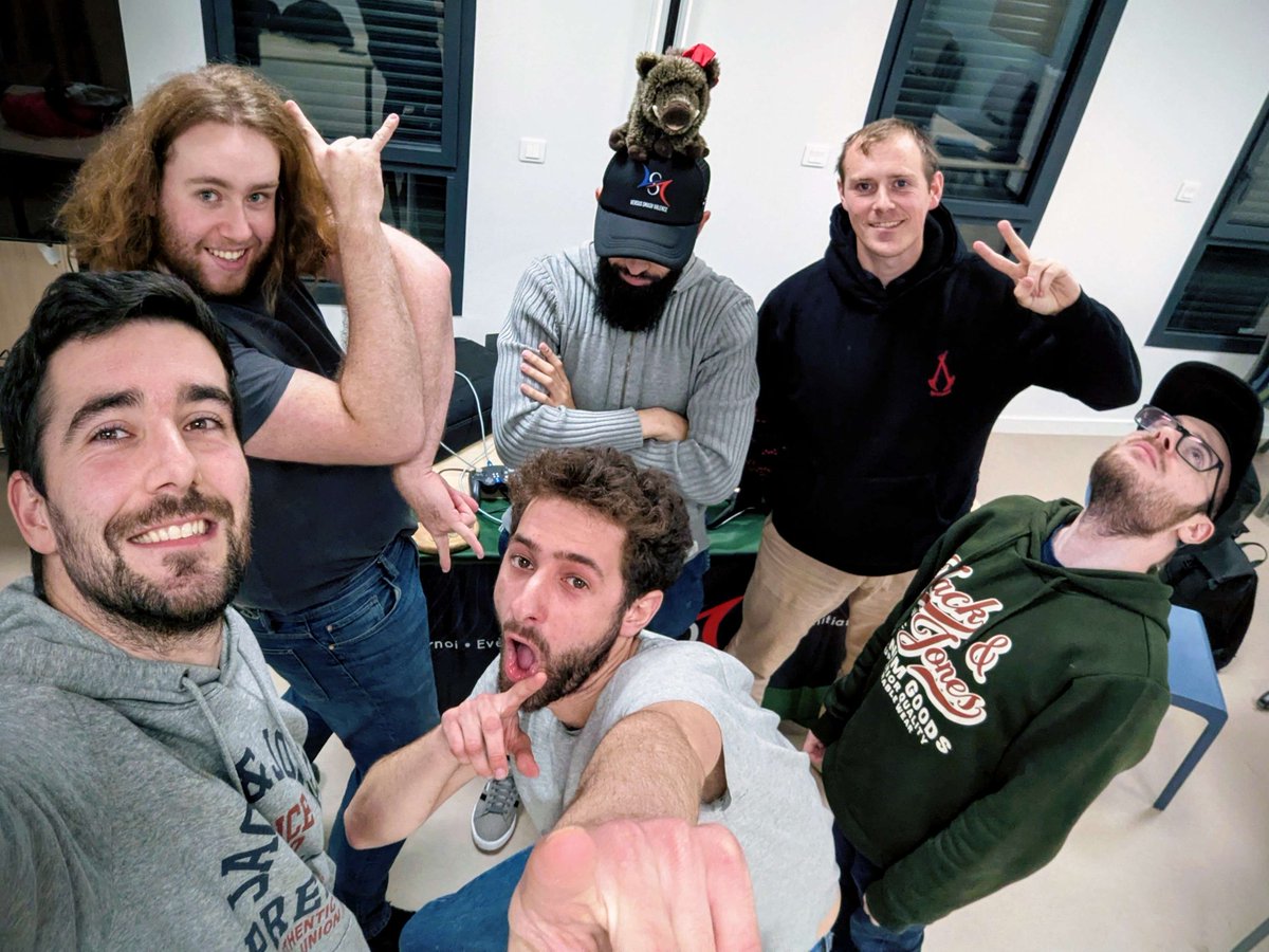 📸Voici les graphs top 8 #SmashBros et #2xko et photos de notre session hebdomadaire : le VSPT #6 ! Ce samedi, c'était le retour de Chris et Battita ! Merci à tous nos adhérents et invités pour ce moment !
👉Et bien sûr le lien pour la prochaine :  start.gg/tournament/vsp…