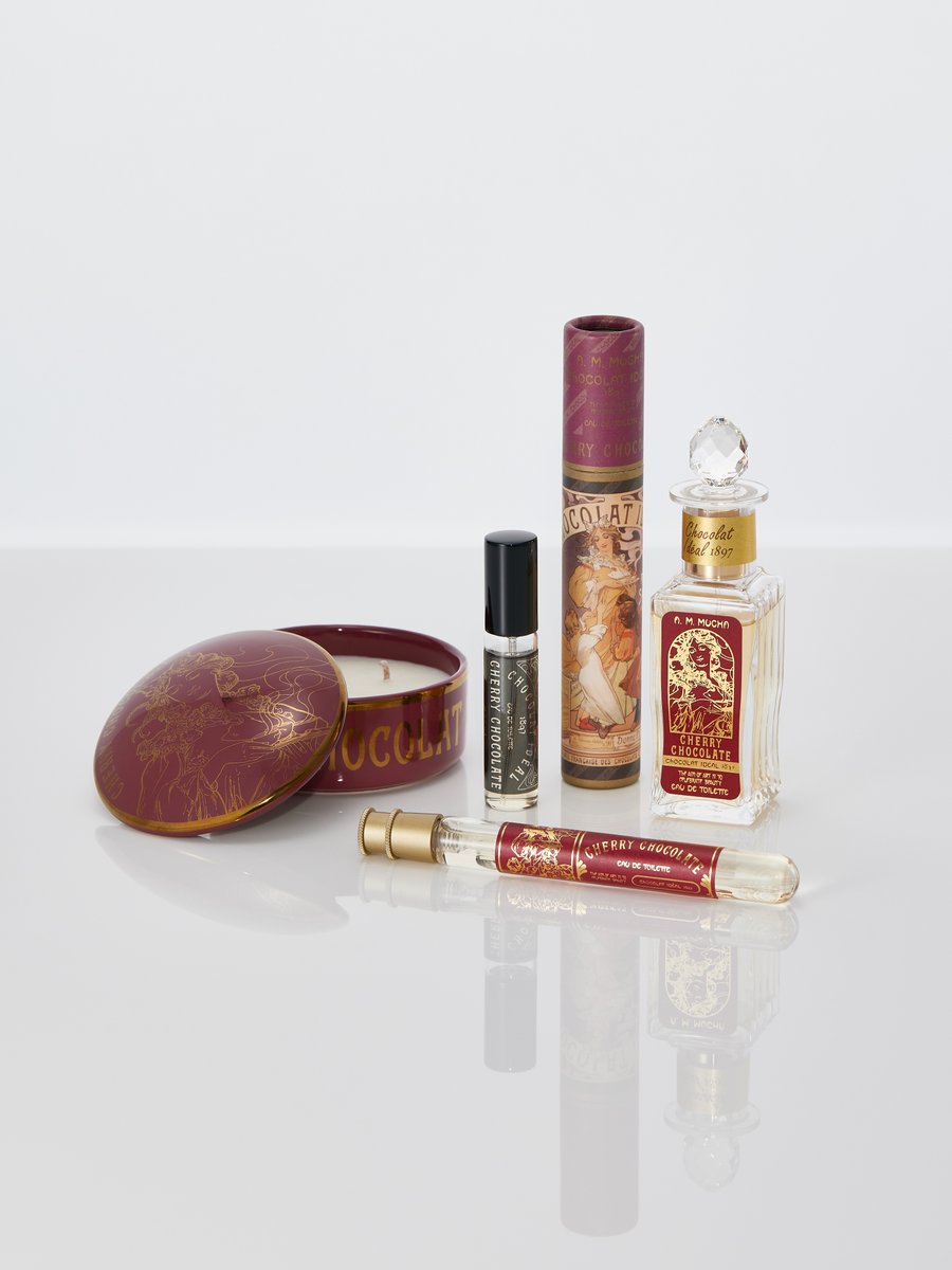 CHOCOLAT IDÉAL 
-2025 Holiday Collection-  

コレクションページはこちら (alphonsemucha.jp/Page/LP/2025/1…)  

◼︎オードトワレ ショコラ・イデアル チェリーチョコレート 1897
40mL ¥14,960
13mL ¥6,930
8mL ¥3,960
◼︎キャンドル︎ ショコラ・イデアル チェリーチョコレート 1897
¥7,920