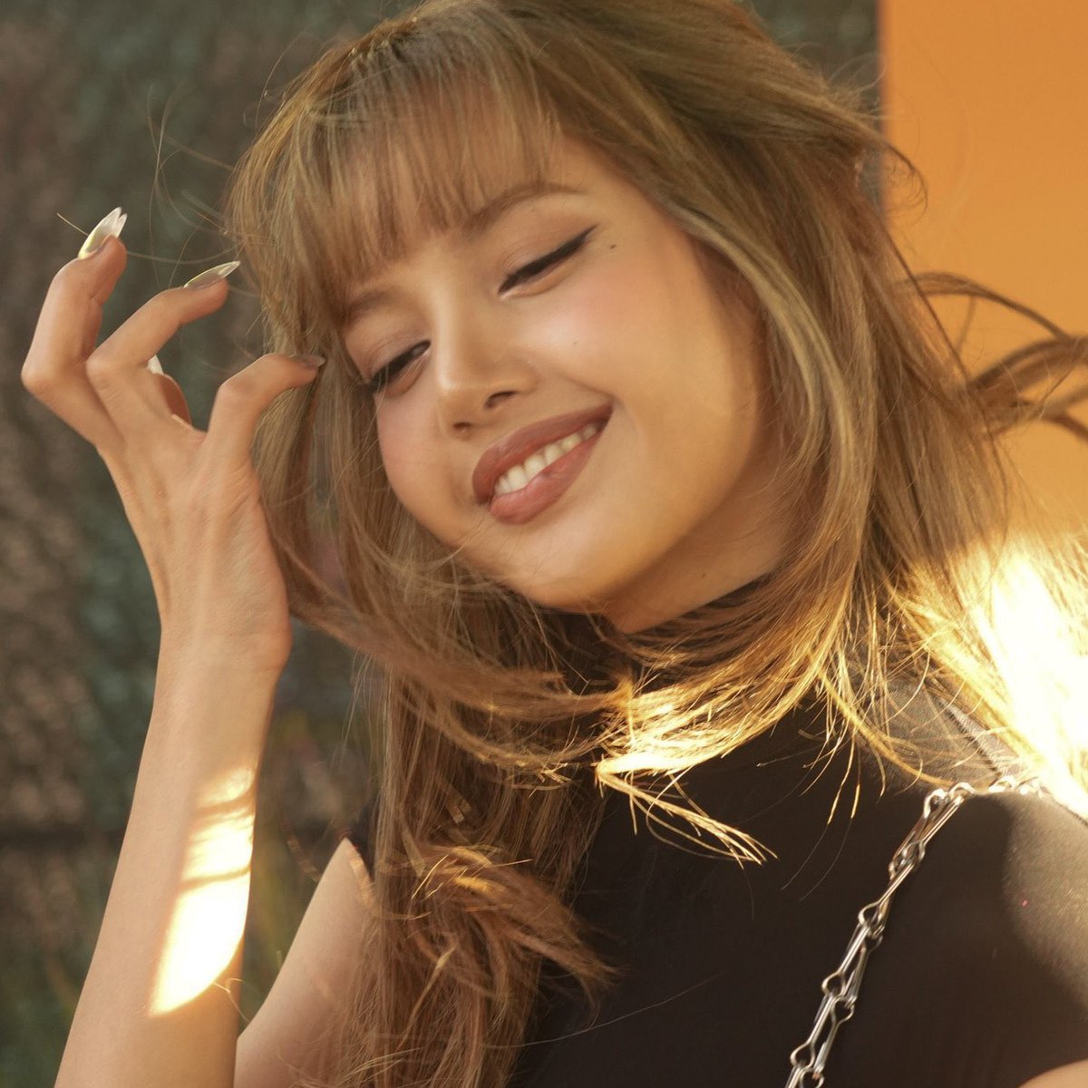<a href="/raye/">RAYE</a> talks about meeting lisa in person for the first time and how she was totally stunned by her beauty:

“when i met her for the first time i was extremely like ‘oh my god’ this girl is so beautiful in real life, like even more beautiful than the pictures, and i was so gagged”
