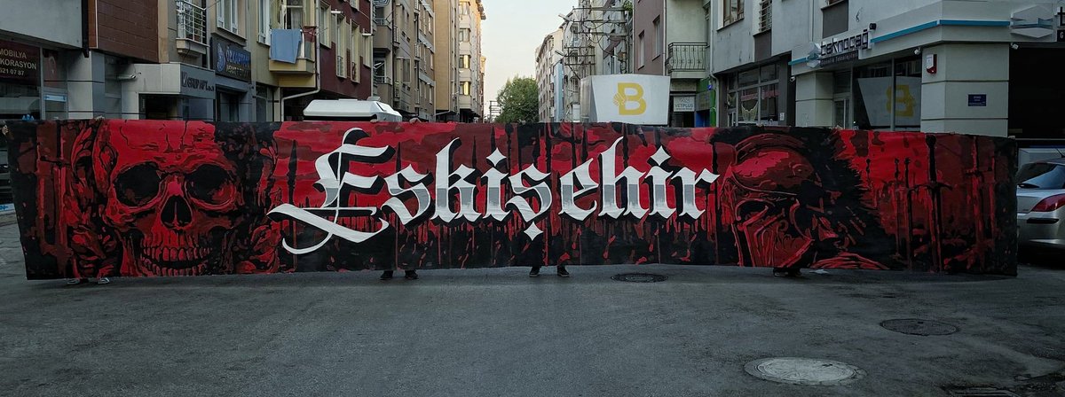 Öyle bir iş yaptılar ki tribüne dair bir fikri olmayan sıradan insanlar bunun el yapımı olabileceğine inanmıyor. Hatta tribüne çok emek verdiğini iddia eden tenekelerde bunu baskı sanıyor :) 

Kutluyorum,sizlerle gurur duyuyorum.
<a href="/mcmlxveskisehir/">Ultras MCMLXV</a>