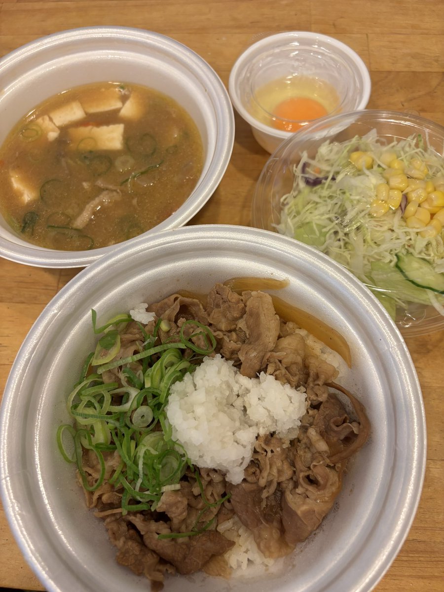Pu_run04's tweet photo. 今日はおんりーちゃんセット\( 'ω')/豚汁うますぎ‼️生卵もあってあっさり食べれた( * ॑꒳ ॑*)ごちそうさまでしたー🙏 https://t.co/o5JMSx50Rb