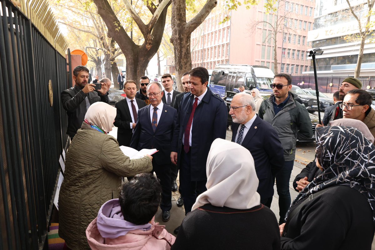 Adalet, bir zümrenin değil; 86 milyonun hakkıdır.

15 Temmuz hain darbe girişimi sırasında kursiyer teğmen olan oğlu Murat Çakır için engelli kızıyla birlikte adalet nöbeti tutan gözü yaşlı Sevinç Çakır'ı Adalet Bakanlığının önünde ziyaret ederek, kendisine ve tüm mağdurlara