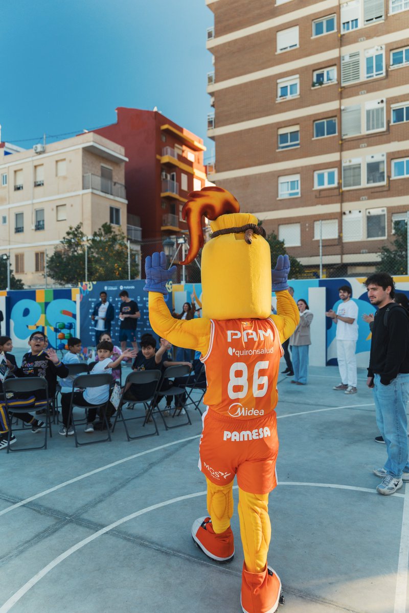 EuroLeague's tweet photo. Energy, emotion, and community in Valencia 🍊🏀
@OTEuroleague and @valenciabasket join forces for #BouncingForGood, teaching life skills through basketball 🤝
Big thanks to @MotorolaESP for empowering the next generation! 💪
#WeAreAllOneTeam #HelloMoto