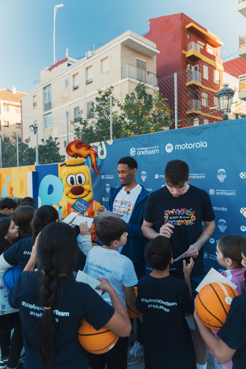 EuroLeague's tweet photo. Energy, emotion, and community in Valencia 🍊🏀
@OTEuroleague and @valenciabasket join forces for #BouncingForGood, teaching life skills through basketball 🤝
Big thanks to @MotorolaESP for empowering the next generation! 💪
#WeAreAllOneTeam #HelloMoto