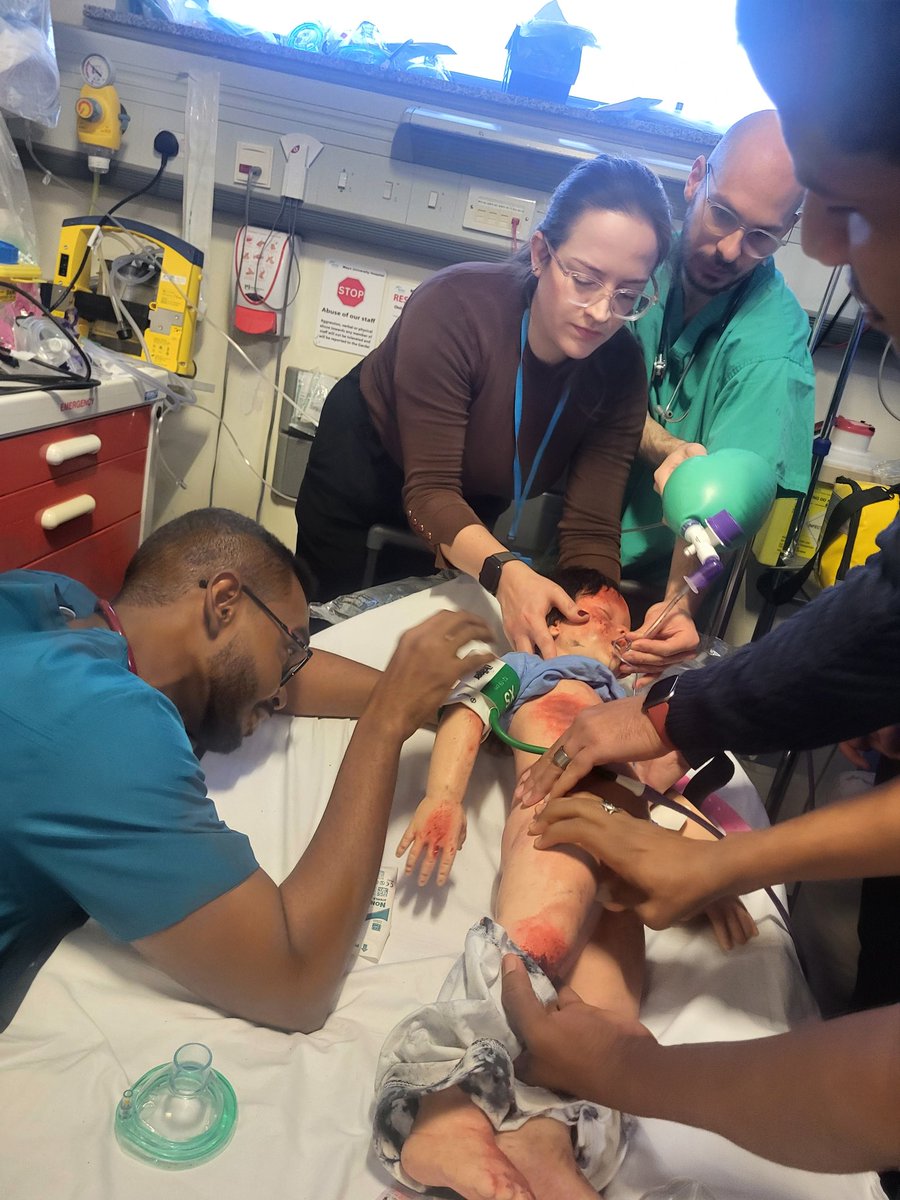 ShazCassidy's tweet image. What a start to the day  with an IPE Paeds Trauma Sim. Excellent management by all involved. Trauma call, Head Injury 🧠 Needle Decompression, stabilisation &amp;amp; preparation for transfer 💉🩺🫁🩻  #MUH #Simulation #teamworkmakesthedreamwork