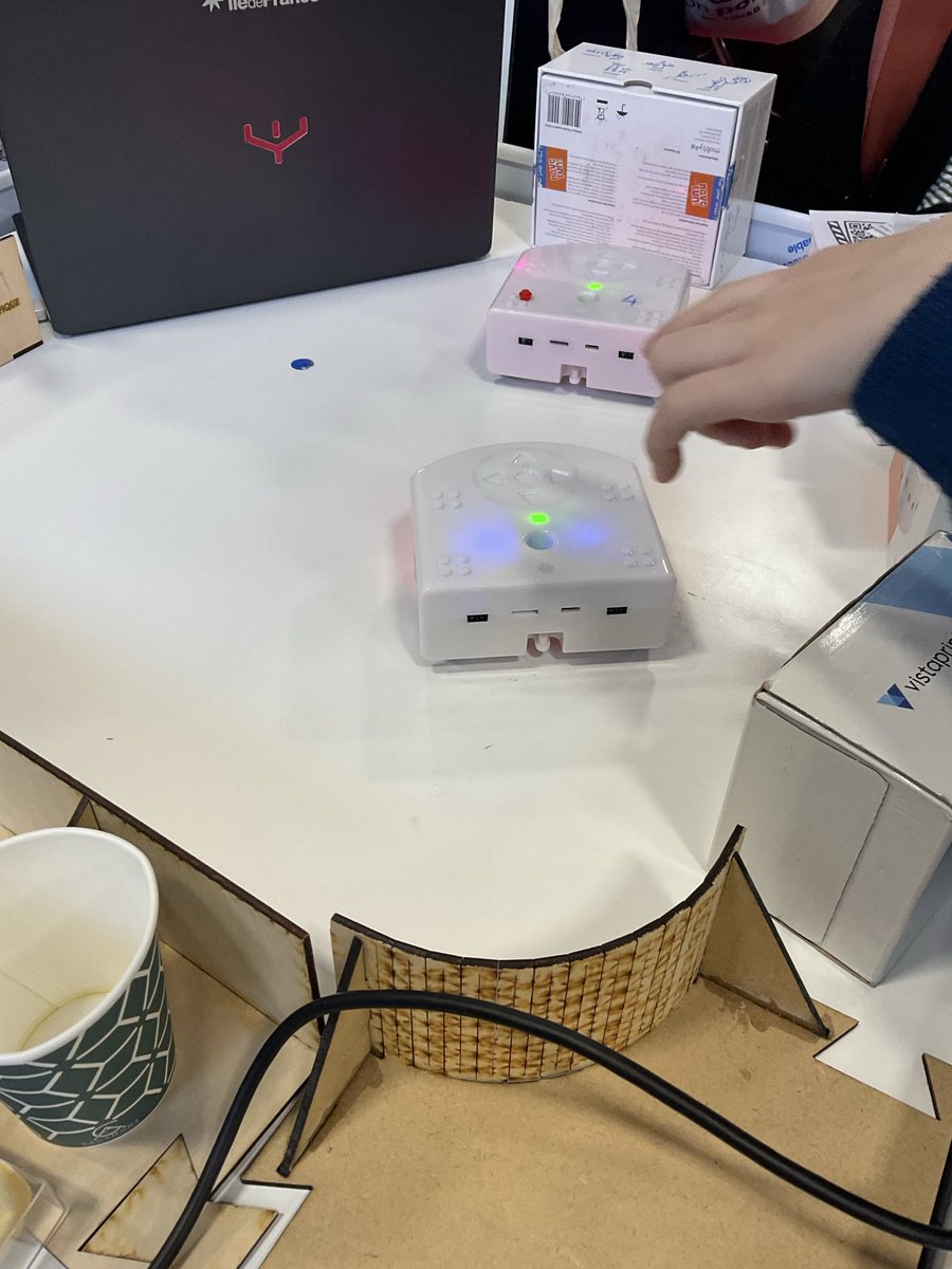 ATSVilgenis's tweet image. Nous sommes sur le stand @Easytis F7 du salon @educatechexpo 
Nous parlons du super robot @ThymioII . 
Des caméras #huskylens du projet #yeswecode de @Fond_CGenial 
De nos détecteurs de #co2 #AirQuality 
#maths #ia