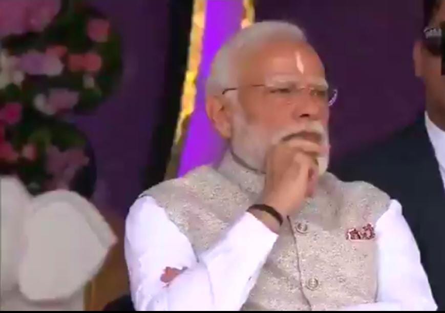 JaikyYadav16's tweet photo. ऐश्वर्या राय बच्चन ने प्रधानमंत्री जी के मंच से दिया ये संदेश जिसकी जमकर तारीफ हो रही है।

मंच पर मौजूद मोदी जी के चरण स्पर्श करने के बाद ऐश्वर्या ने जो बातें कही वो मोदी जी के दिल को भी छू गईं होंगी।

ऐश्वर्या ने कहा कि

एक ही जाति है : मानवता 
एक ही धर्म है : प्रेम 
एक ही जुबान है : दिल की जुबान 

यही तो है हमारे असली भारत की पहचान🔥

मोदी जी भी मन ही मन मुस्कुरा रहे होंगे कि सच ही तो कह रही है।😀