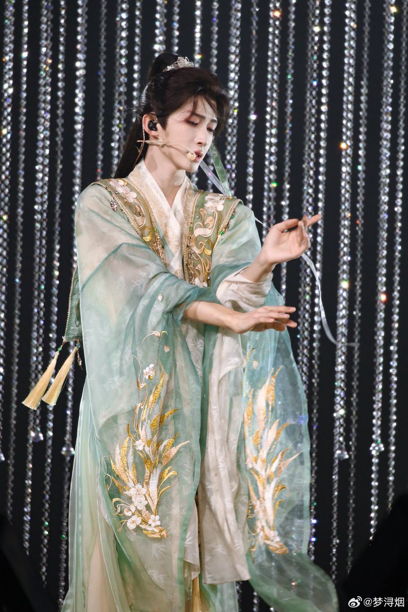 G_Charlie_Liuyu's tweet image. 20251108  公子只因见画~🍃
Cr.春入盏

#LiuYu #刘宇 #リュウユ
#리우위 #หลิวอวี่ #LưuVũ