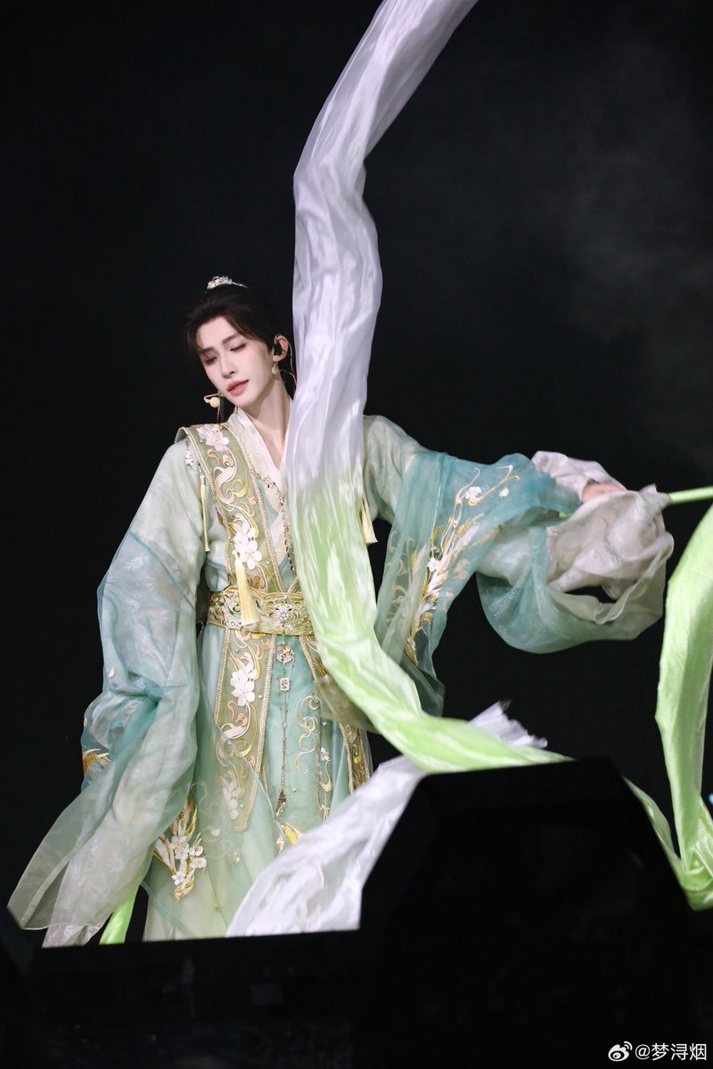 G_Charlie_Liuyu's tweet image. 20251108  公子只因见画~🍃
Cr.春入盏

#LiuYu #刘宇 #リュウユ
#리우위 #หลิวอวี่ #LưuVũ