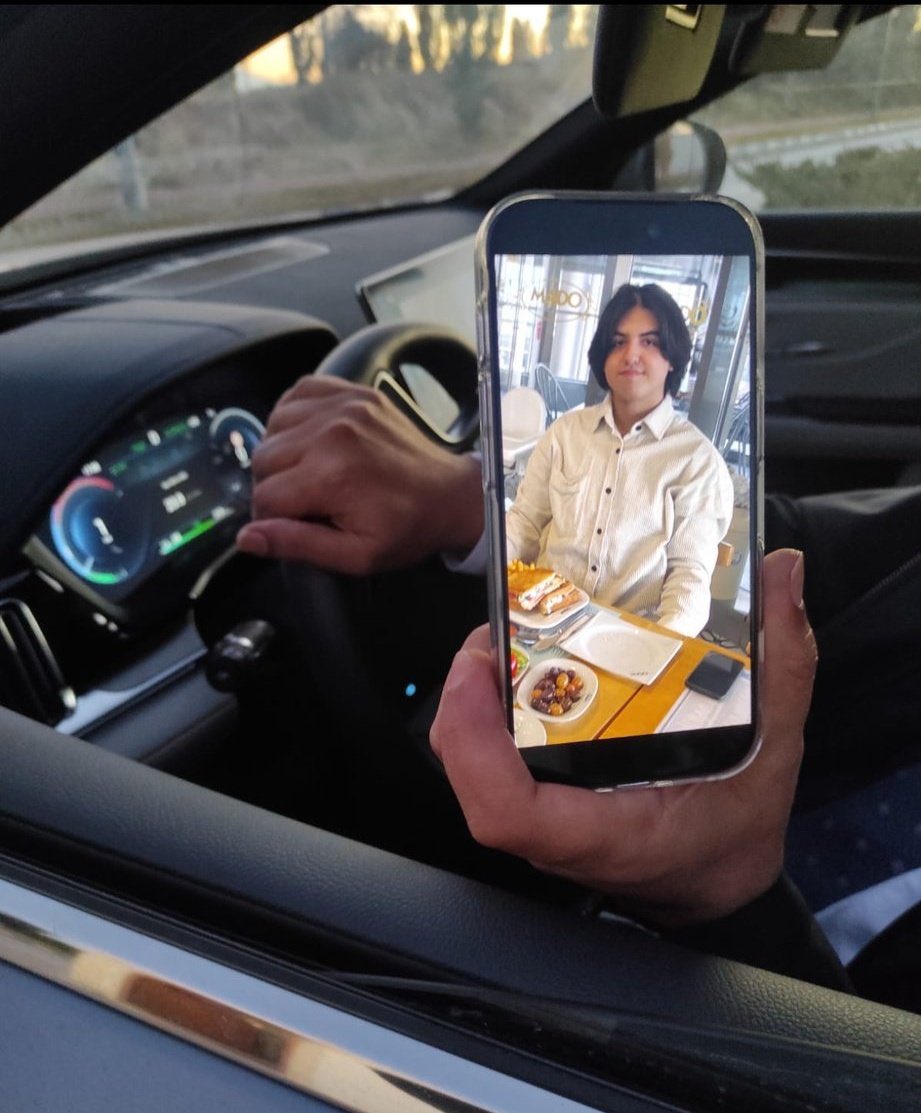 Van Yüzüncü Yıl Üniversitesi kampüsünde 14-15 yaşlarındaki bir erkek çocuğunun cansız bedeni bulundu. 

Çocuğun, üniversitede görev yapan bir akademisyenin oğlu olduğu ve ailenin üniversite lojmanlarında ikamet ettiği öğrenildi.