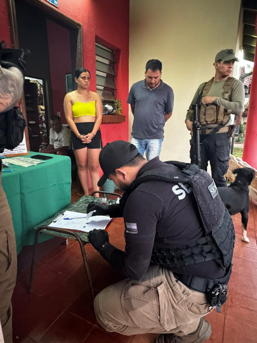 Senad_py's tweet image. #SUMAR Encarnación 

Desmantelamos red de microtráfico en San Pedro.
Operativo ejecutado en tres viviendas: acopio, distribución y vigilancia.

📌 3 detenidos
📌 +100 dosis de crack incautadas

Acción enmarcada en el Plan Sumar para erradicar focos urbanos de microtráfico.