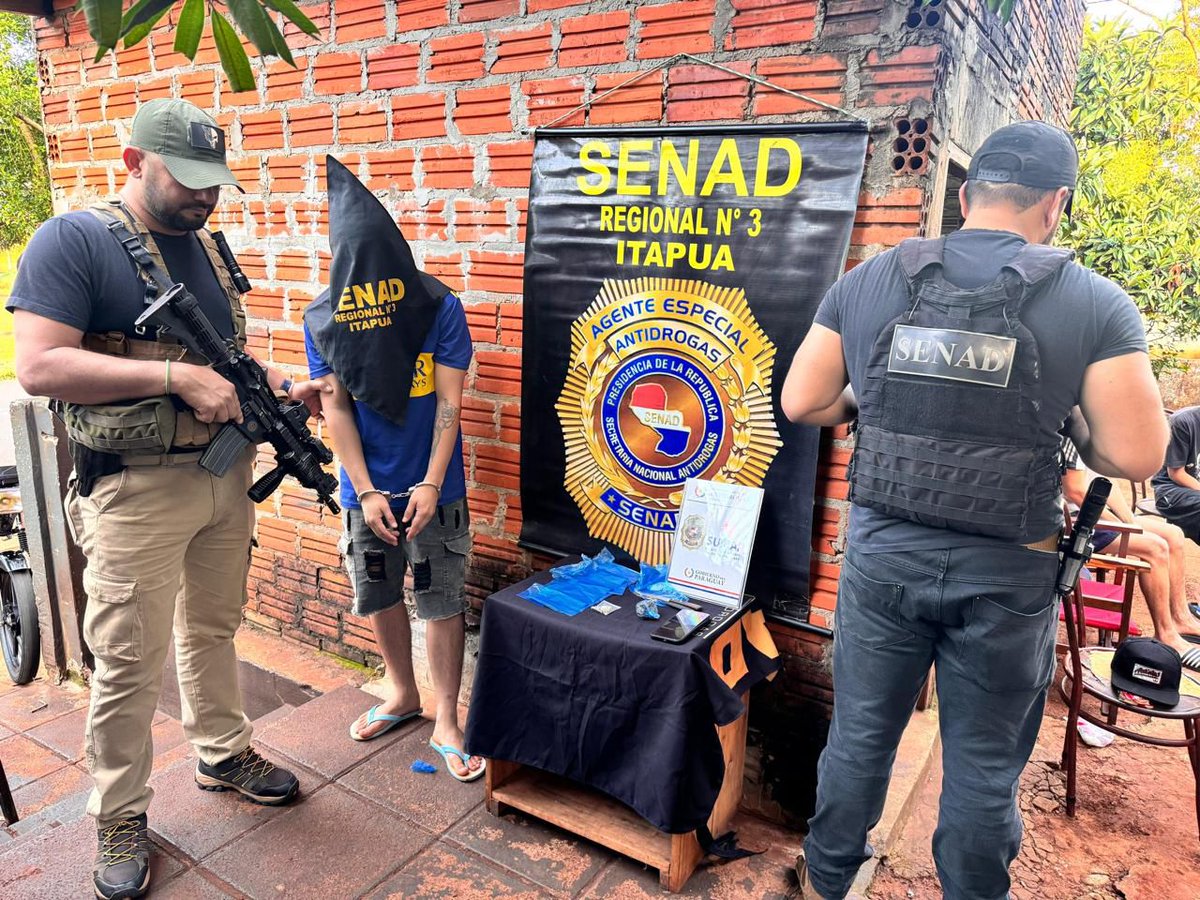 Senad_py's tweet image. #SUMAR Encarnación 

Desmantelamos red de microtráfico en San Pedro.
Operativo ejecutado en tres viviendas: acopio, distribución y vigilancia.

📌 3 detenidos
📌 +100 dosis de crack incautadas

Acción enmarcada en el Plan Sumar para erradicar focos urbanos de microtráfico.