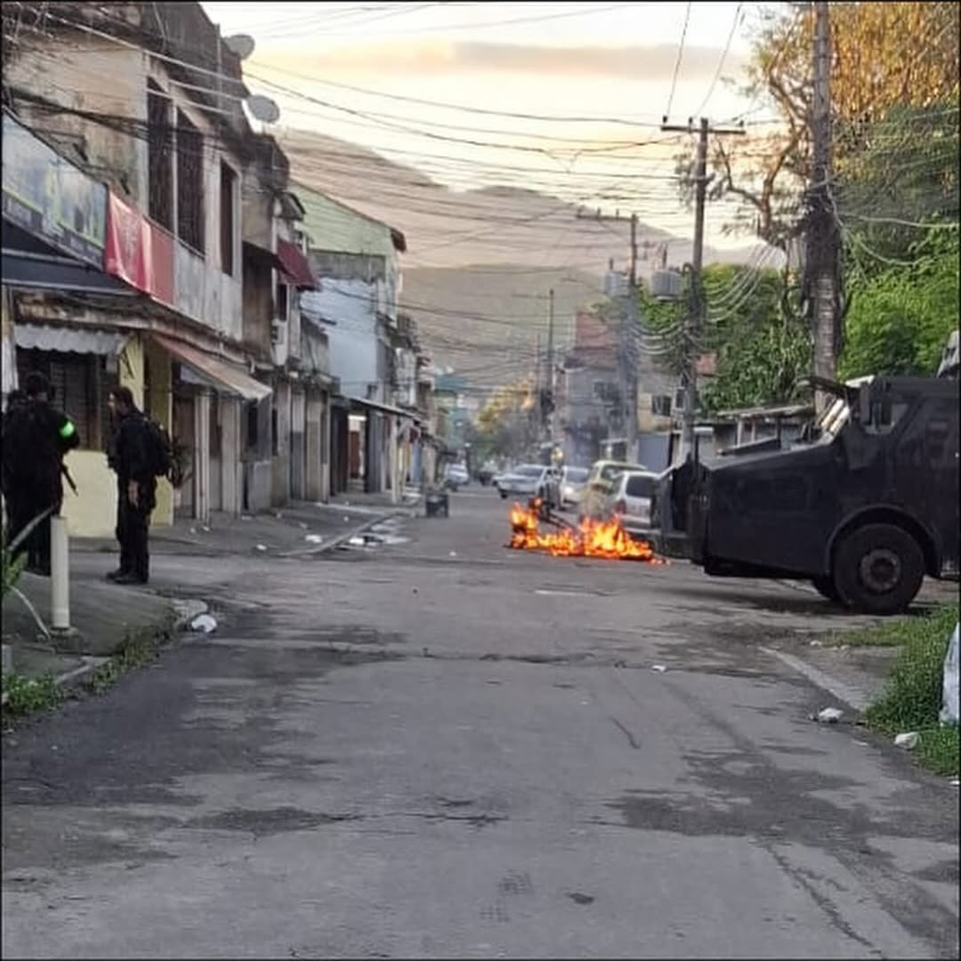 URGENTE 🚨
Neste momento está acontecendo uma operação policial na Vila Kennedy, Zona Oeste do Rio de Janeiro. O Voz das Comunidades está acompanhando os desdobramentos. Pedismos atenção nas ruas, morador.