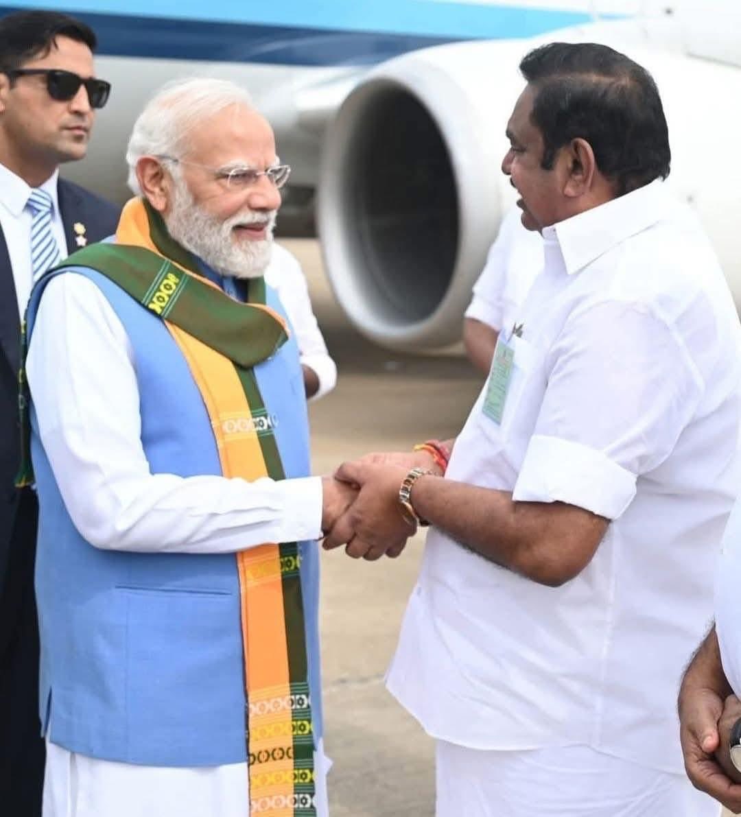 VLARUNADMK's tweet image. திமுகவினருக்கு கிலி ஏற்படுத்தும் படம் #welcome_modi. 
@mkstalin  @arivalayam  ⚫️கருப்பு பலூன் விட்டு #GoBackModi சொன்ன 200 ஊபிஸ் எங்கடா இருக்கீங்க… இன்னைக்கு சொல்லலயா? 😄 #ADMK_BPM @AIADMKITWINGOFL  @EPSTamilNadu  @narendramodi @Arunmozhi_thev