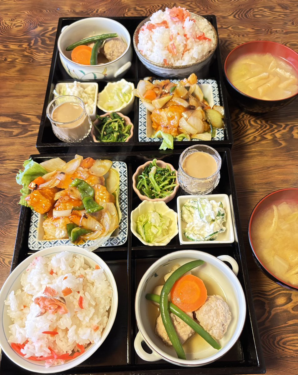 DeBoom12's tweet photo. おばんざい岬
日替わりランチ
ご飯はサケちらしか十六穀米が選べました。
白身魚の甘酢あんはふんわりした白身がごろごろ入っていてうまっ😋
デザートのキャラメルパンナコッタ？がとろとろで美味しすぎた。
店主さんは聖子ちゃん推し？
懐かしいレコードがいっぱいありました。 https://t.co/HMuzA8mXhQ