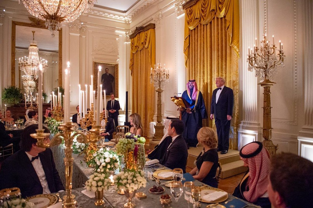 yahyaalmualm's tweet photo. قائد يعمل ليل نهار همة وهدفه الواضح هو خدمة شعبه  ورفعة شأن وطنة ومواطنية
  كوفي بحب شعبة له ولقي هيبة واحترام من قبل القريب والبعيد. https://t.co/t75ANNLetE
