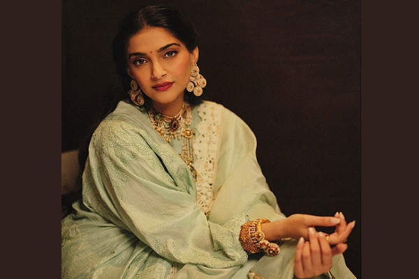 oh_women's tweet image. Sonam Kapoor is ‘shaadi ready’, reveals two looks she absolutely loved

ohwomen.in/post/sonam-kap…

#Wedding  #SonamKapoor #ShaadiReady #WeddingLooks #CelebrityStyle #BollywoodFashion #TraditionalWear #WesternStyle #ManipuriWeave @oh_women