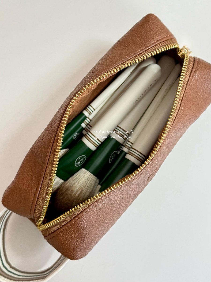 cloudysnowys's tweet image. if makeup tools bisa punya aesthetic sporty-chic… 

&quot;the club&quot; Aeris x Bubah Alfian nailed it 😭🤎

i didn’t expect a local collab to look THIS premium soft brushes, the sporty design?! chef’s kiss 👏🏻