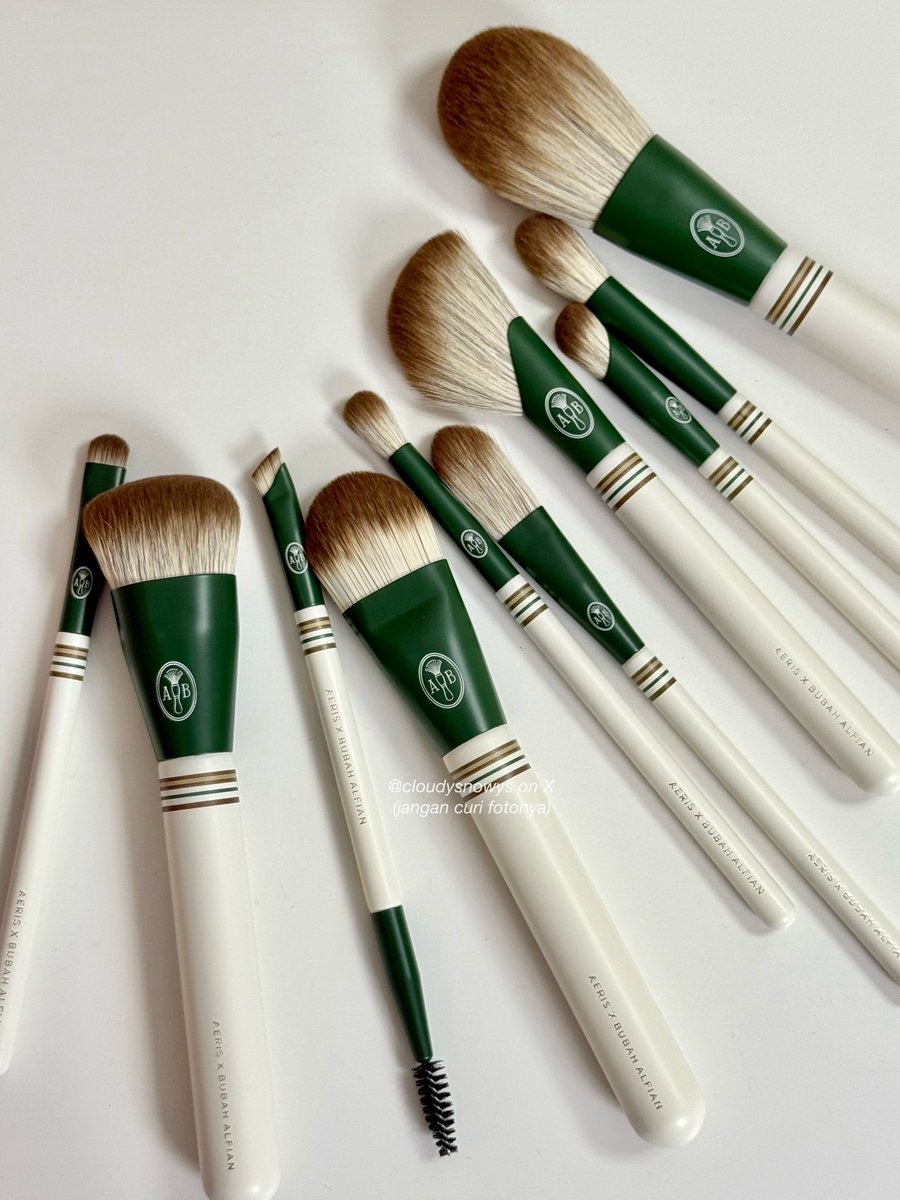 cloudysnowys's tweet image. if makeup tools bisa punya aesthetic sporty-chic… 

&quot;the club&quot; Aeris x Bubah Alfian nailed it 😭🤎

i didn’t expect a local collab to look THIS premium soft brushes, the sporty design?! chef’s kiss 👏🏻