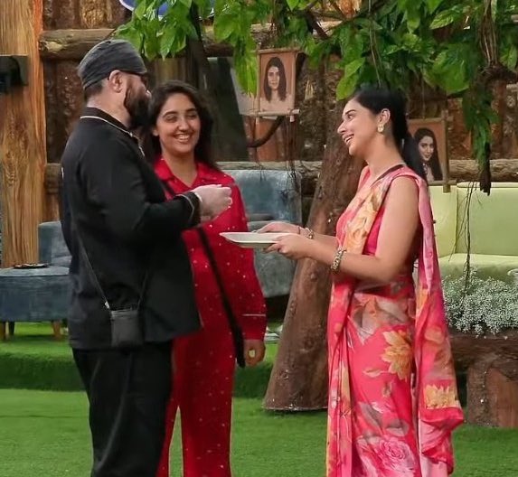 savagebutsassy's tweet image. I am not a fan of #TanyaMittal but her apology to #AshnoorKaur father was EARNEST.
I didnt expect such an off reaction from a father
Ok you are hurt but the least you can do is say its ok when shes is apologising
Usne galti ki par aap to bade ho💜
#BiggBoss19 #bb19 #GauravKhanna