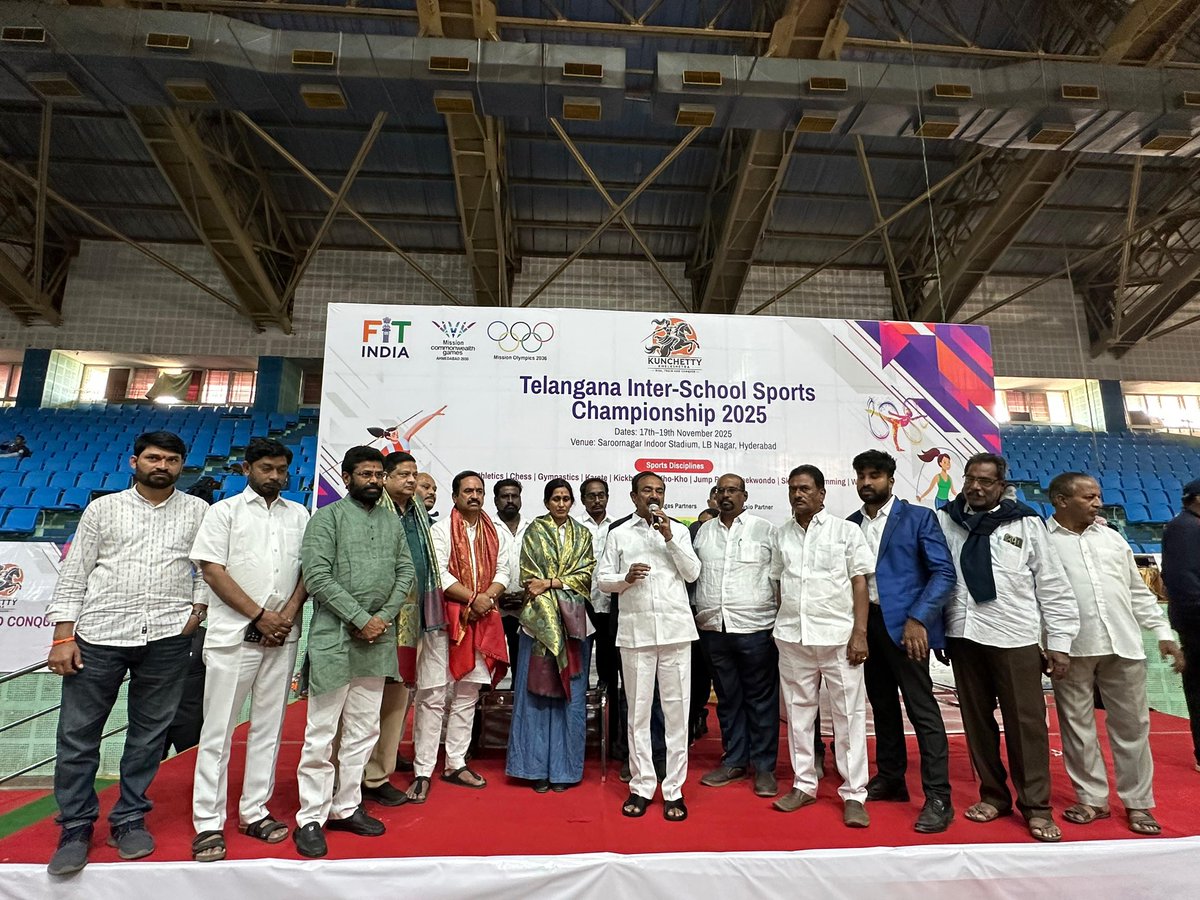 BJPRangaReddyTS's tweet image. స్పోర్ట్స్ ఛాంపియన్‌షిప్–2025 భవ్యంగా జరిగింది. ఎంపీ శ్రీ ఈటల రాజేందర్ గారితో కలిసి పోటీలను ప్రారంభించాం.
విద్యార్థుల్లో క్రమశిక్షణ, ఆరోగ్యం, ప్రతిభ పెంపొందించేందుకు క్రీడల ప్రాధాన్యం నొక్కిచెప్పాం. బిజెపి యువత క్రీడా అభివృద్ధికి కట్టుబడి ఉంది.
 #RangaReddy #LBnagar #BJP