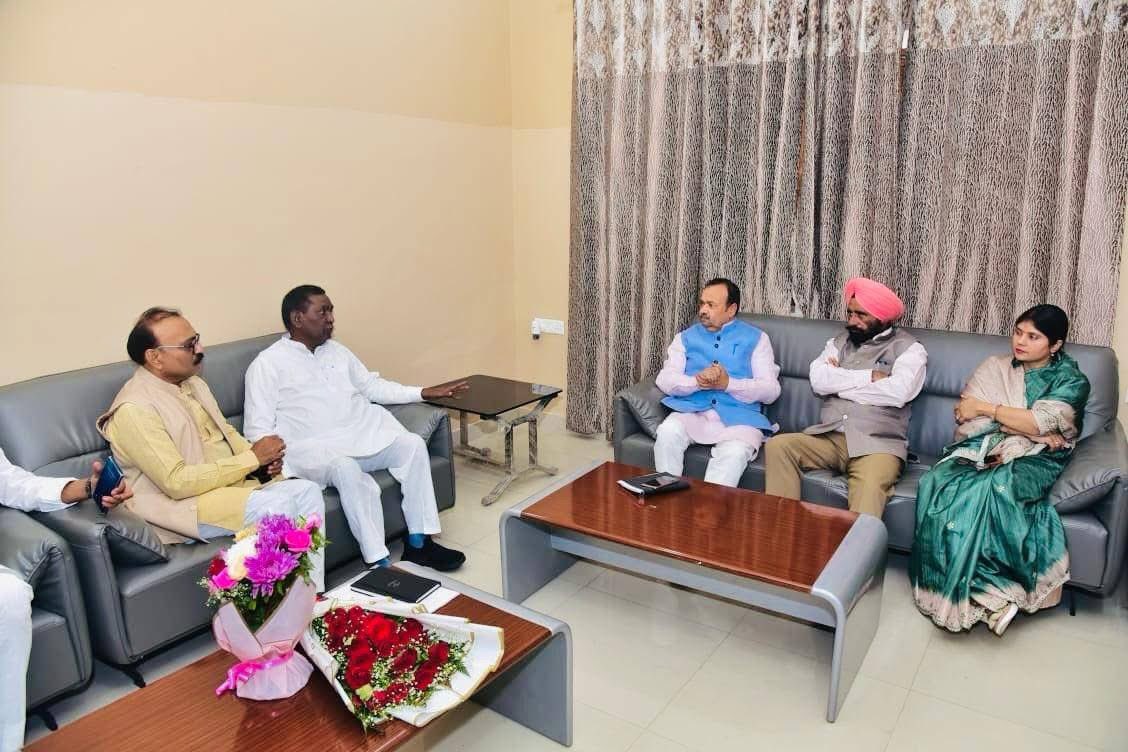 rajbalabjpmla's tweet image. आज रामपुर स्थित संत शिरोमणि रविदास गेस्ट हाउस में जनपद प्रभारी एवं सहकारी मंत्री मा. जे.पी.एस. राठौर जी का स्वागत किया ।

इस अवसर पर मंत्री मा. बलदेव औलख जी, जिलाध्यक्ष रामपुर, जिलाधिकारी रामपुर, पुलिस अधीक्षक भेंट कर क्षेत्र के विकास से जुड़े विषयों व योजनाओं की समीक्षा की।