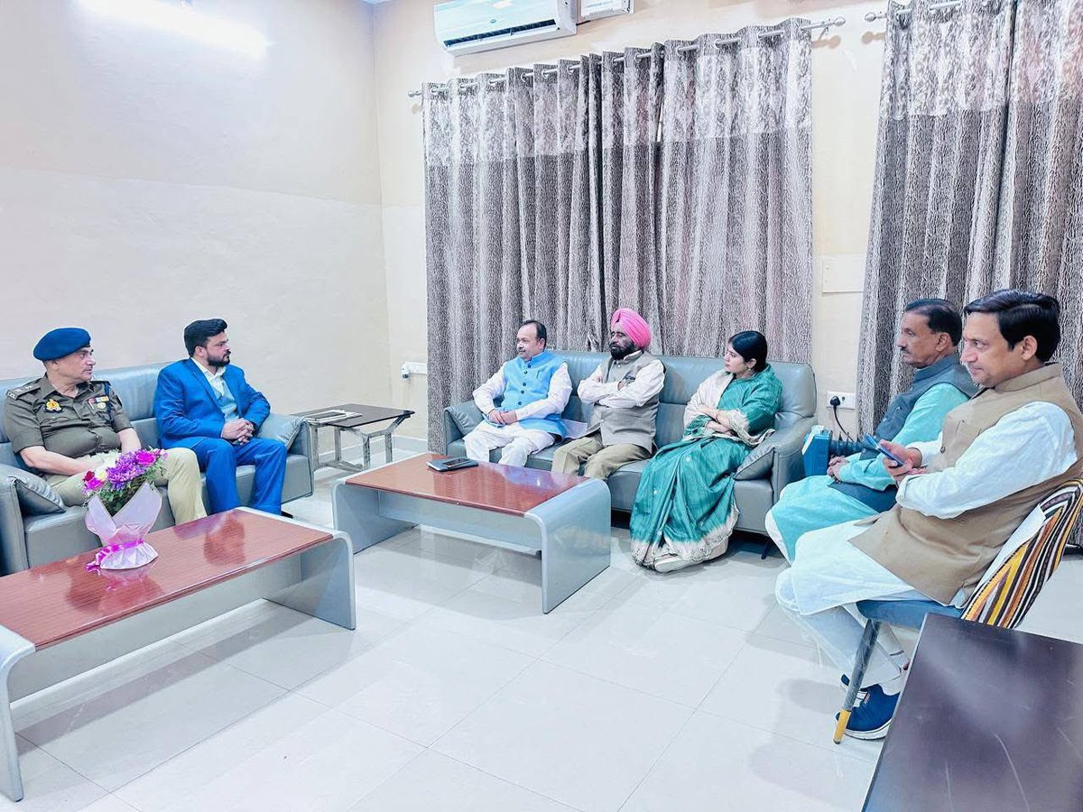 rajbalabjpmla's tweet image. आज रामपुर स्थित संत शिरोमणि रविदास गेस्ट हाउस में जनपद प्रभारी एवं सहकारी मंत्री मा. जे.पी.एस. राठौर जी का स्वागत किया ।

इस अवसर पर मंत्री मा. बलदेव औलख जी, जिलाध्यक्ष रामपुर, जिलाधिकारी रामपुर, पुलिस अधीक्षक भेंट कर क्षेत्र के विकास से जुड़े विषयों व योजनाओं की समीक्षा की।