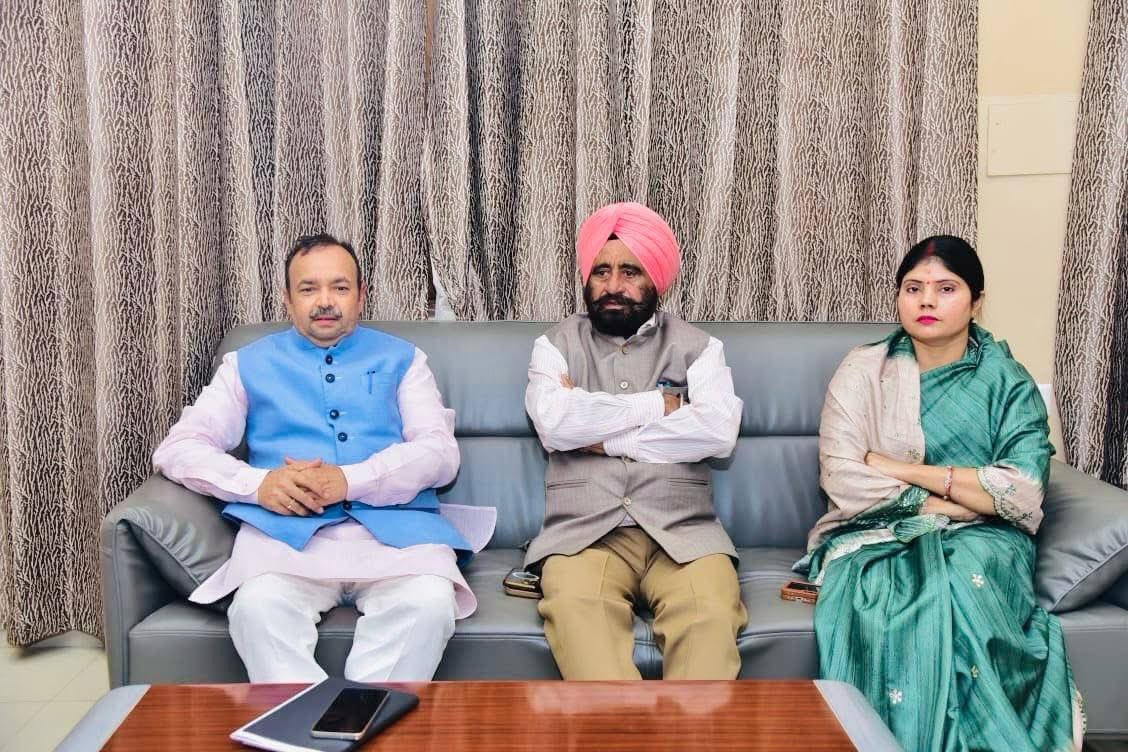 rajbalabjpmla's tweet image. आज रामपुर स्थित संत शिरोमणि रविदास गेस्ट हाउस में जनपद प्रभारी एवं सहकारी मंत्री मा. जे.पी.एस. राठौर जी का स्वागत किया ।

इस अवसर पर मंत्री मा. बलदेव औलख जी, जिलाध्यक्ष रामपुर, जिलाधिकारी रामपुर, पुलिस अधीक्षक भेंट कर क्षेत्र के विकास से जुड़े विषयों व योजनाओं की समीक्षा की।