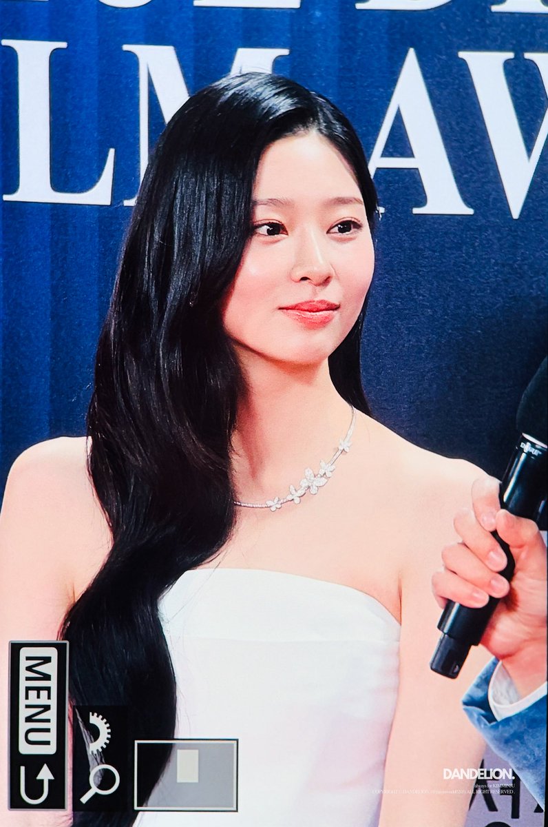 minjuworld0205's tweet photo. 251119 청룡영화제 레드카펫 김민주
#김민주 #MINJU #キムミンジュ
@minju_official_  @soop_ent https://t.co/2ZNREvfO8O