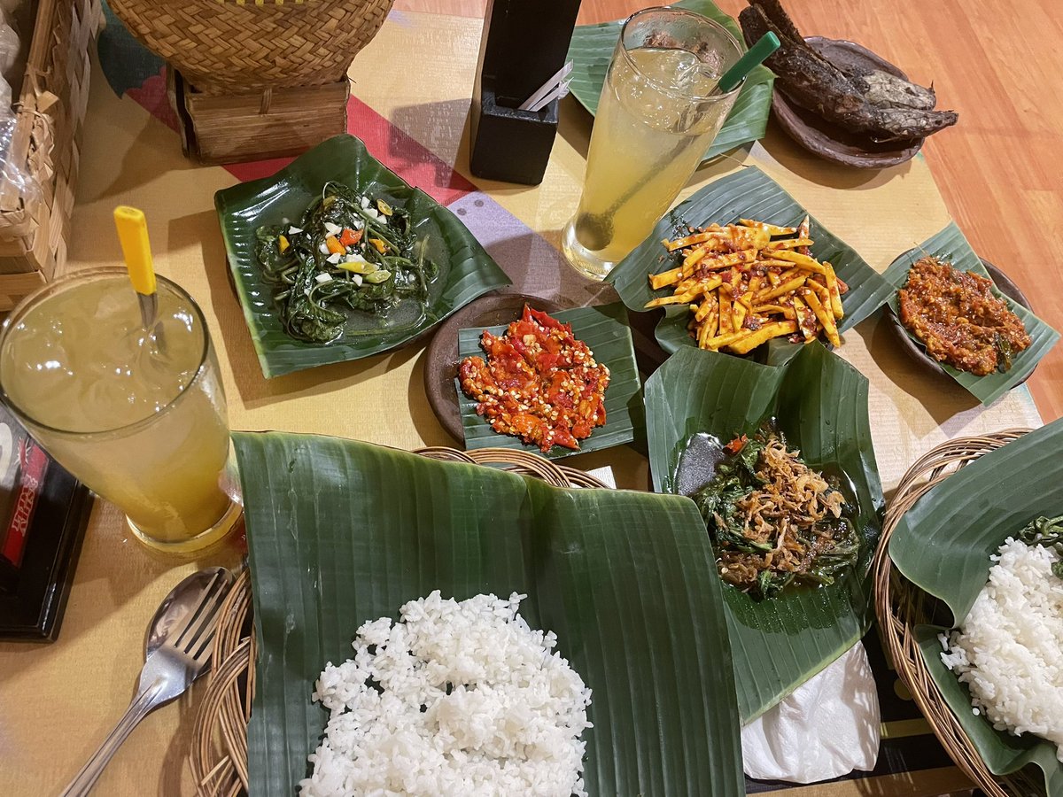 cndyaicaa's tweet photo. Sambel mangga di rumah makan SS beneran senampollll ituuu🤤 pertama kali coba waktu kuliah di Jogja, udh nyobain di bbrp cabang, sampai kemarin di Surabaya jg coba beli, RASANYA KONSISTEN! Seger, pedes, dan kecut jadi satu huaaaaa🌶️🥭 bikin nambah nasi dan lauk https://t.co/XrKlDpfM9H