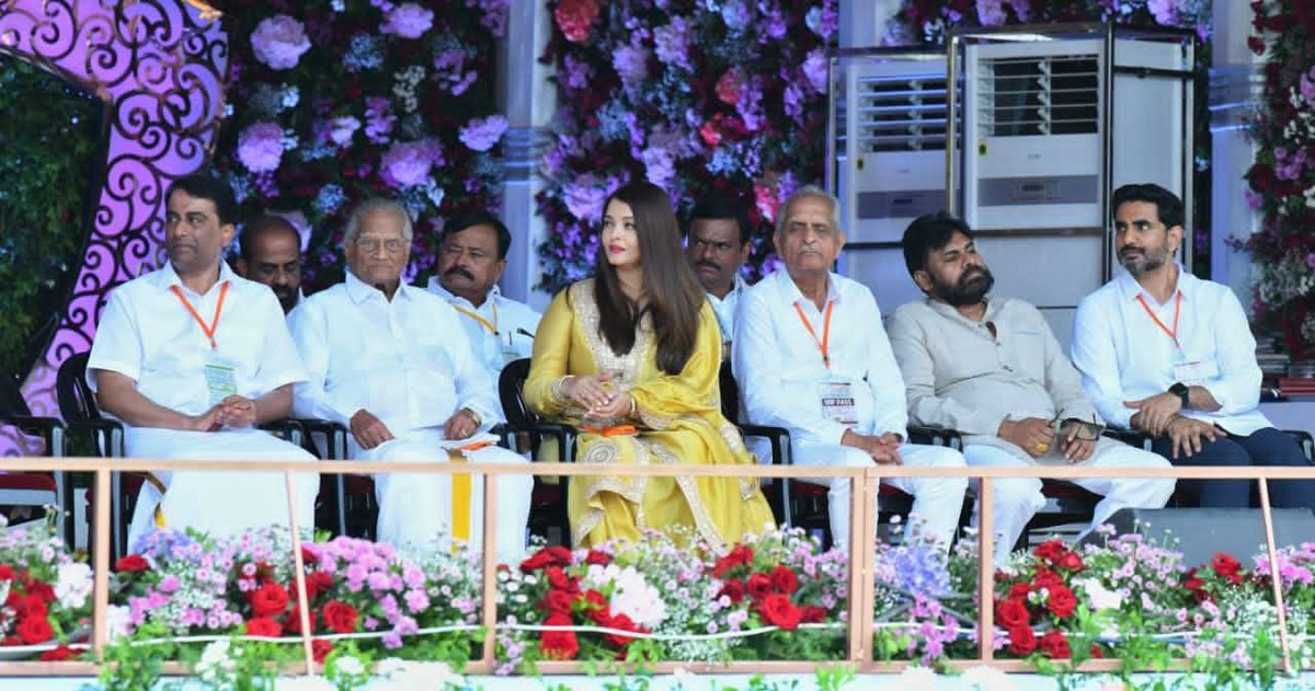 JanaSenaParty's tweet image. పుట్టపర్తి- శ్రీసత్యసాయి శత జయంతి ఉత్సవాల్లో పాల్గోన్న డిప్యూటీ సీఎం శ్రీ @PawanKalyan గారు

భగవాన్ సత్యసాయి భక్తులు ప్రపంచ వ్యాప్తంగా ఉన్నారు.

ఓ హాలివుడ్ నటుడు ఆయన్ను దర్శించేందుకు ఇక్కడికి రావటం నన్ను ఆశ్చర్యపరిచింది.

అత్యంత వెనుకబడిన జిల్లాలో పుట్టిన భగవాన్  సత్యసాయి ఆద్యా…