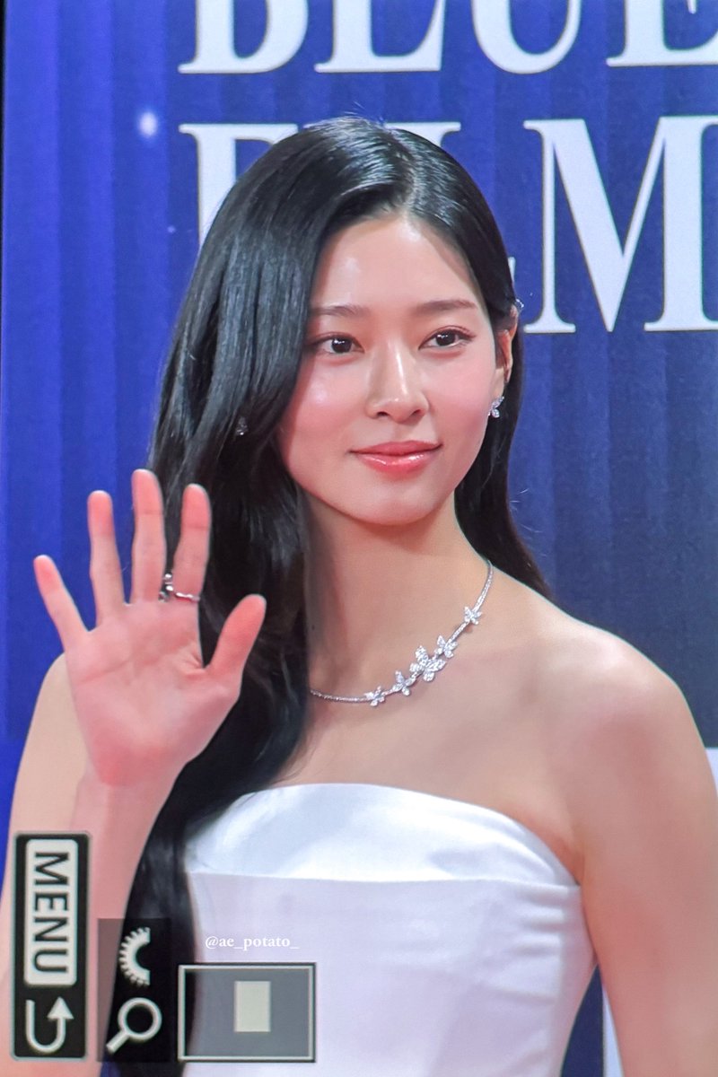 ae_potato_'s tweet image. 251119 청룡영화상

#김민주 #민주 #KIMMINJU #ミンジュ #아이즈원 #IZONE