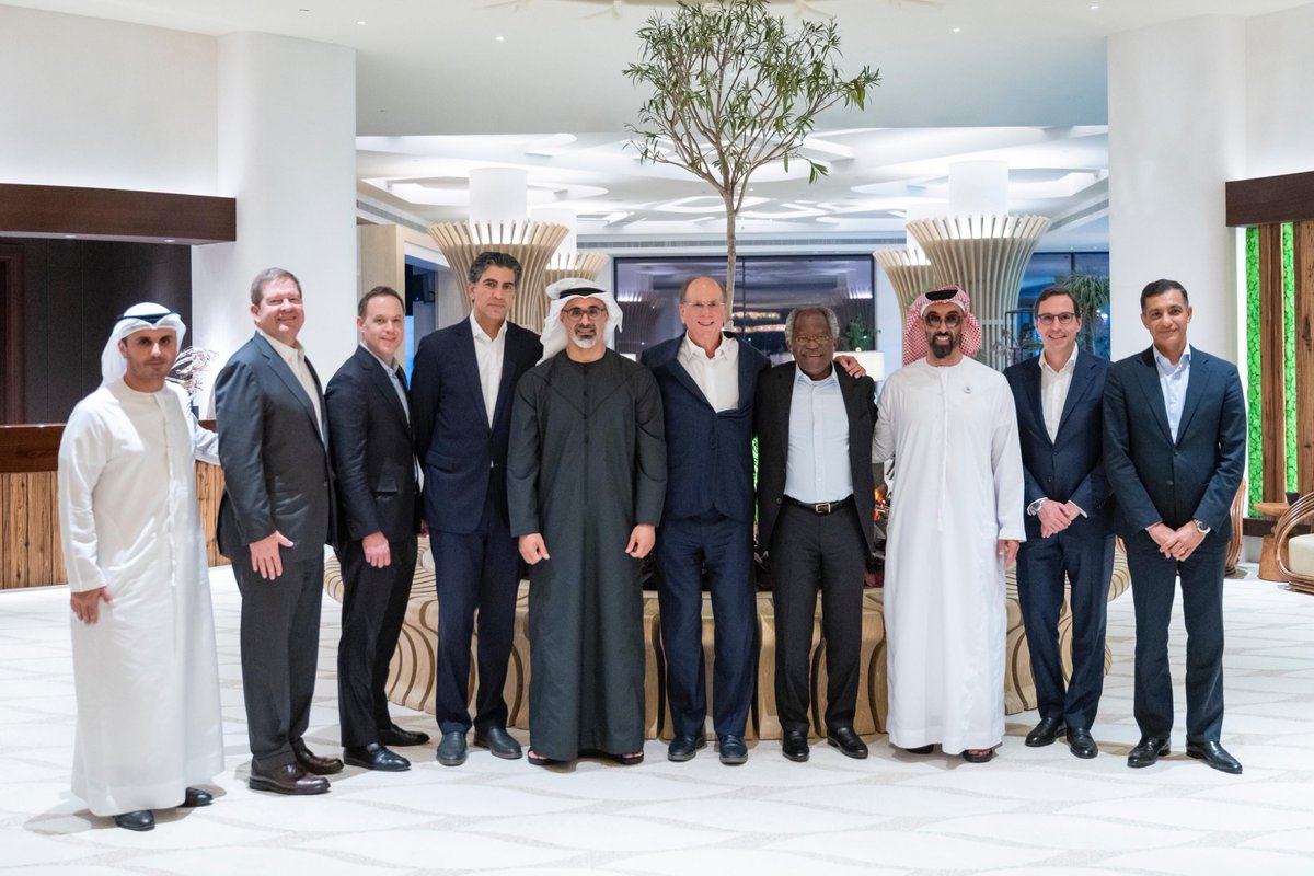 بحضور سمو الشيخ خالد بن محمد بن زايد آل نهيان، التقيتُ لاري فينك رئيس مجلس الإدارة والرئيس التنفيذي لـ بلاك روك، وتناولنا آخر تطورات الذكاء الاصطناعي والتكنولوجيا المتقدمة، وما تتيحه من فرص لإعادة تشكيل منظومات الاستثمار والاقتصاد العالمي.
 
كما استعرضنا شراكتنا وتعاوننا في عدة