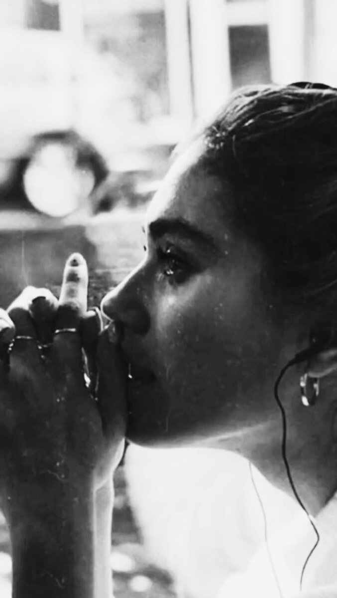 عمر کے دھاگے میں، جب درد پروئے تھے 
ہر زخم الگ رکھا، ہر ٹھیس جدا باندھی ۔🥀