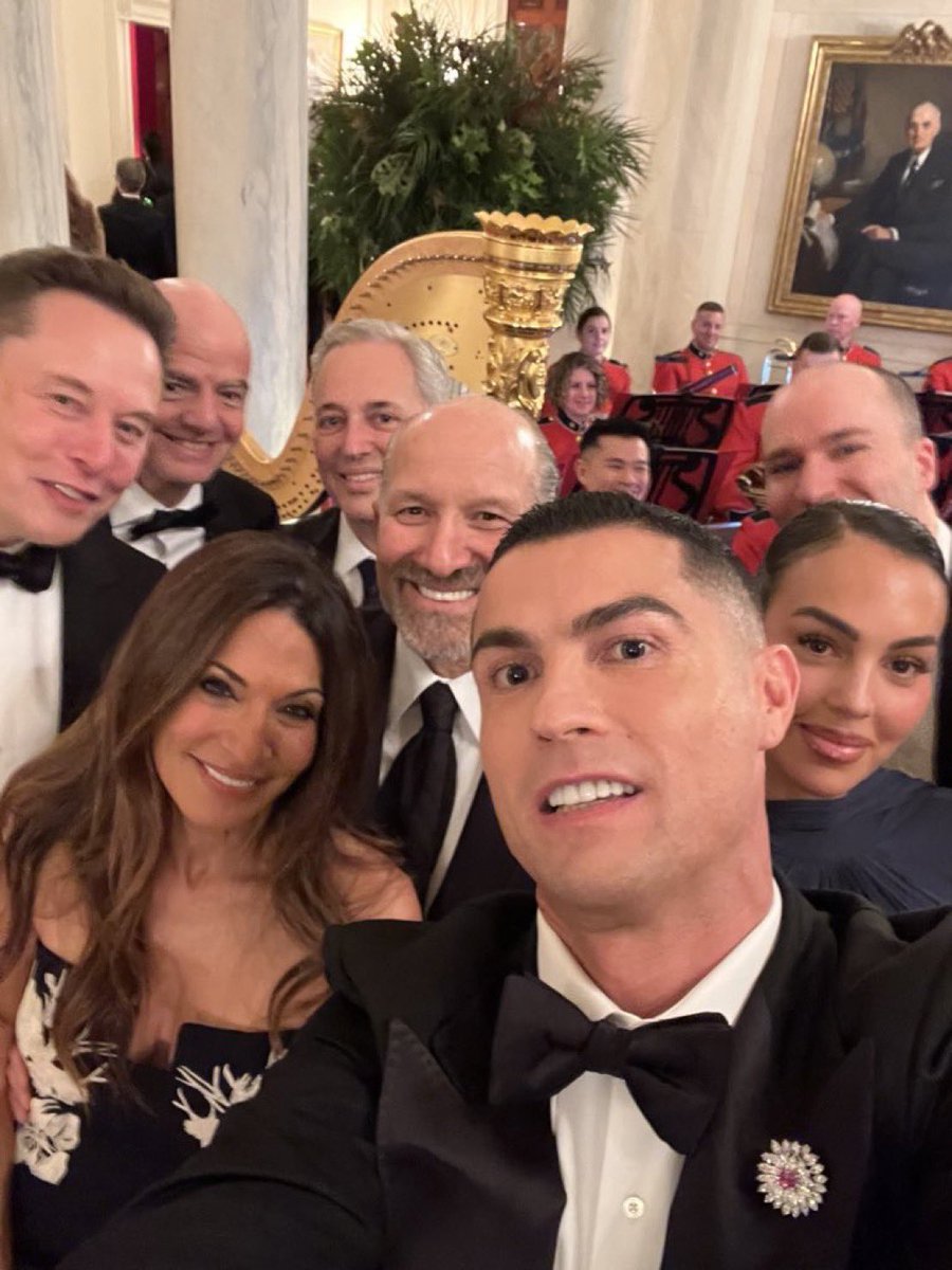 Cristiano Ronaldo <a href="/Cristiano/">Cristiano Ronaldo</a> akiwa na Katibu wa Biashara wa Marekani, Rais wa FIFA, na Elon Musk <a href="/elonmusk/">Elon Musk</a> katika Ikulu ya White House.