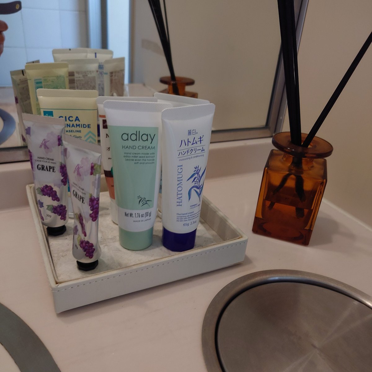 点検に行った車屋さんのトイレにはどれ使ったらええのや？
くらいのハンドクリームが置いてあった。
せっかくなのでハトムギのを使わせて頂いた。
なんかちょっと楽しい❤