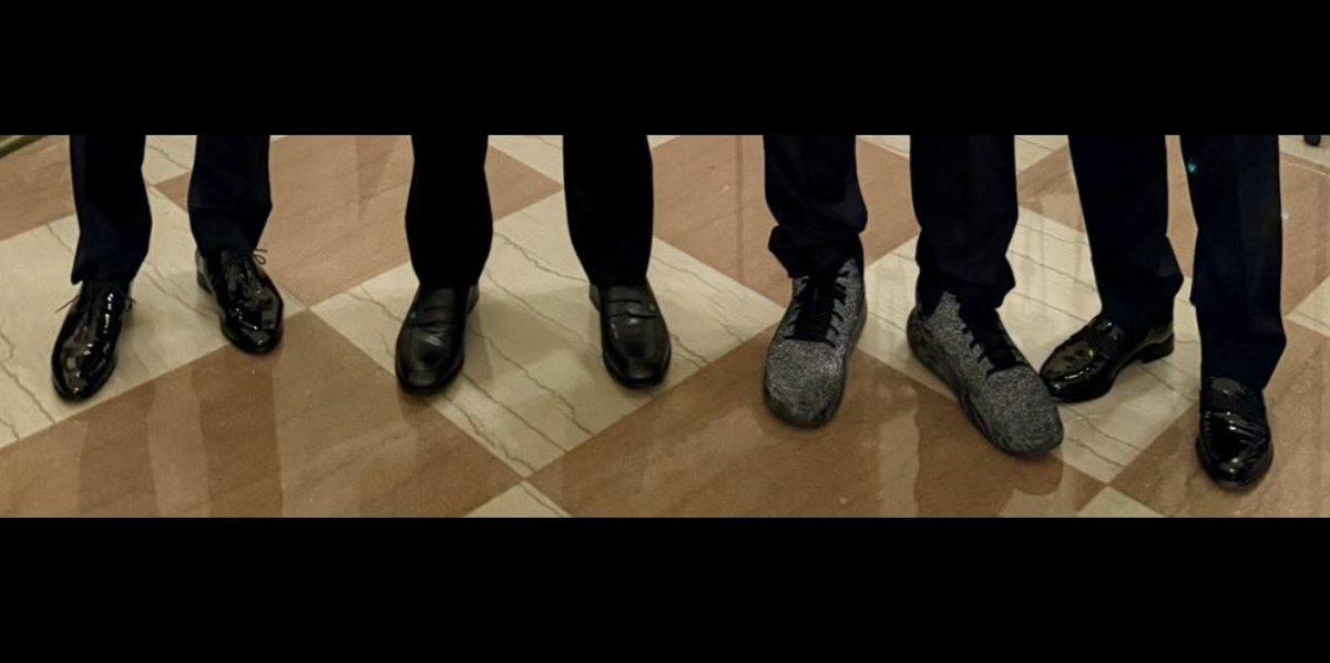 CortexAwakens's tweet image. 4 men walk into a room

Which one is Elon? 😂