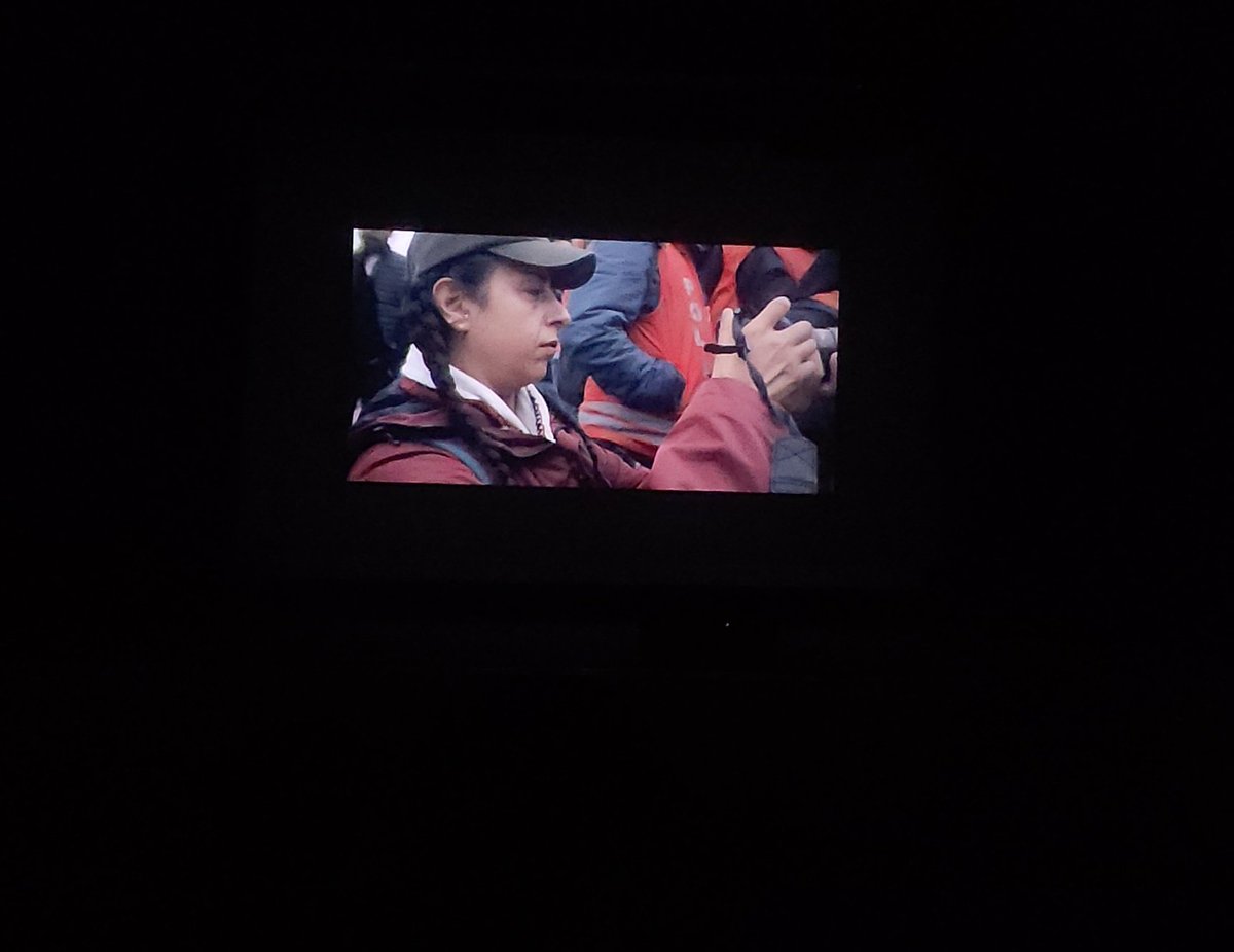 deniz_zana1's tweet image. Rojava Film Festivali&apos;nde bugün yönetmen Elif Yiğit&apos;in, Arzela From Amed belgeseli izleyiciyle buluştu. Elim festivali son gününde devam ediyor. 
@__elf11 
#Rojava #FilmFestival