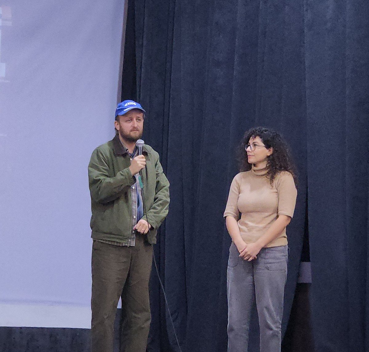 deniz_zana1's tweet image. Rojava Film Festivali&apos;nde bugün yönetmen Elif Yiğit&apos;in, Arzela From Amed belgeseli izleyiciyle buluştu. Elim festivali son gününde devam ediyor. 
@__elf11 
#Rojava #FilmFestival