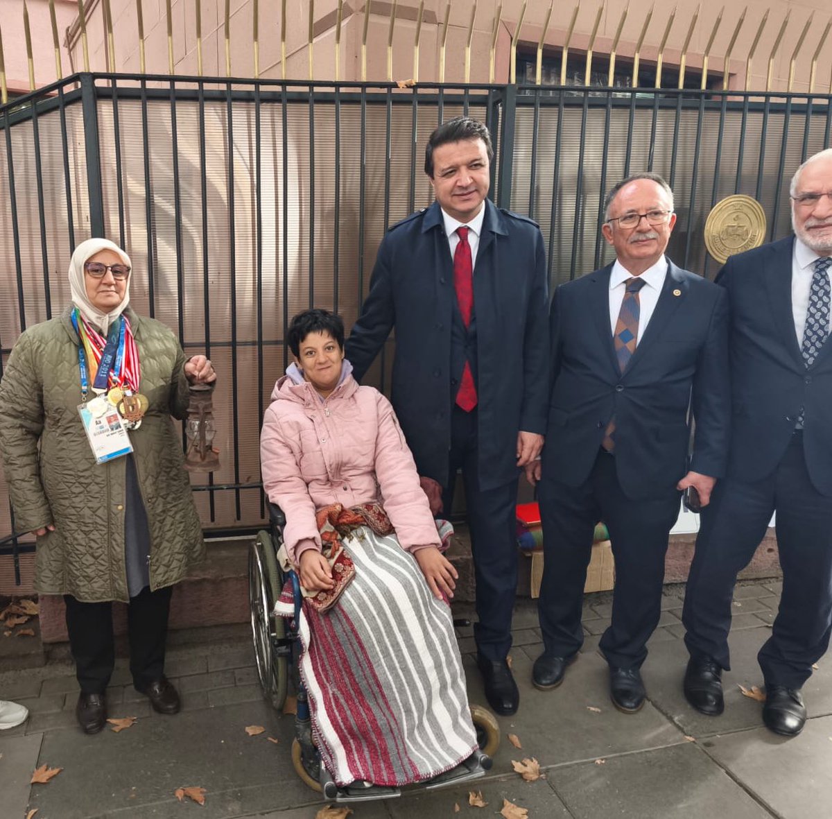 19 Kasım 2025  <a href="/adalet_bakanlik/">T.C. Adalet Bakanlığı</a> önündeki #AdaletNöbeti’ne Saadet Partisi Genel Başkanı 
Sayın <a href="/mahmutarikansp/">Mahmut Arıkan</a> gelerek bizlere desteğini belirtti. 

Kendisine, Adalet Bakanlığı önünde gündüz ışığında elimizde fenerle adalet aradığımızı, tek talebimizin eşitlik ve adil yargılanma