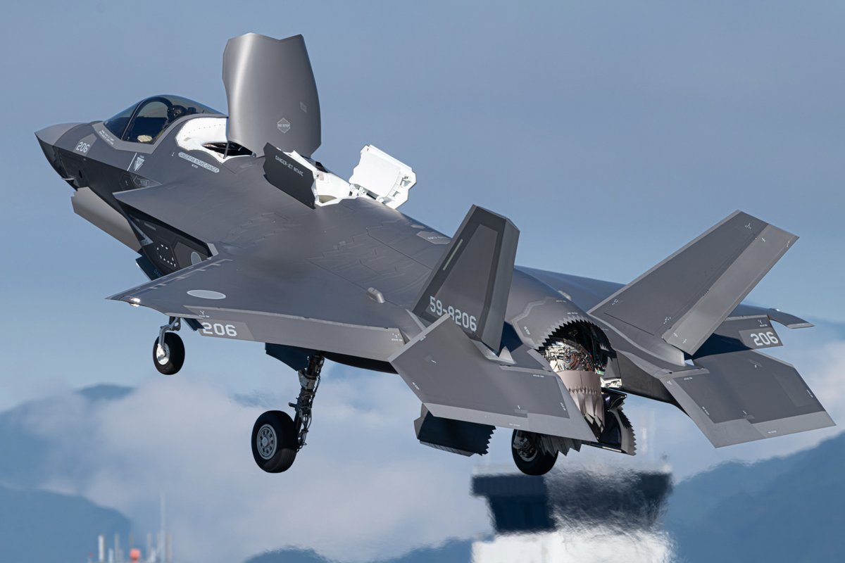 hyuga_mt_419's tweet image. 先日、やっと新田原でBをちゃんと撮りました📸
改めて目の前で飛んでるところ見ると、辺な飛行機だなぁと。「カッコいい！！」とは思わないような飛び方笑
これが日常になるんですね。