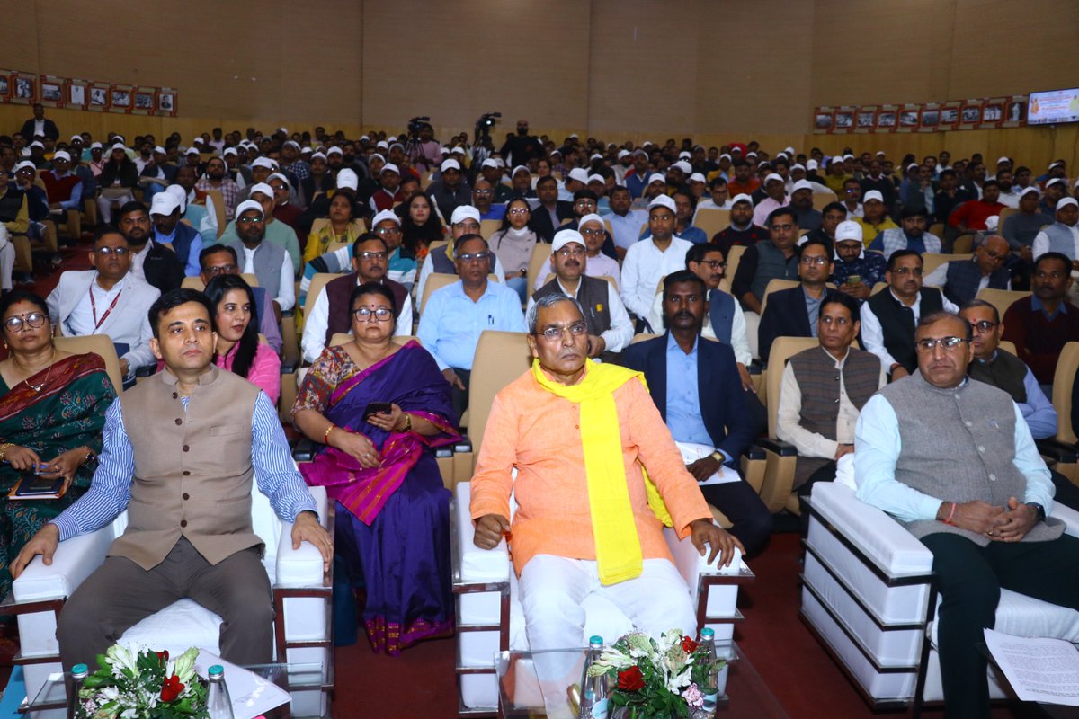 कार्यक्रम का शुभारंभ मा. पंचायती राज मंत्री श्री ओमप्रकाश राजभर जी, प्रमुख सचिव श्री अनिल कुमार जी तथा निदेशक, पंचायती राज श्री अमित कुमार सिंह जी ने संयुक्त रूप से दीप प्रज्वलित करके  किया।  
 #SwachhBharat #SwachhataMission #CleanIndia #RuralDevelopment #SanitationForAll