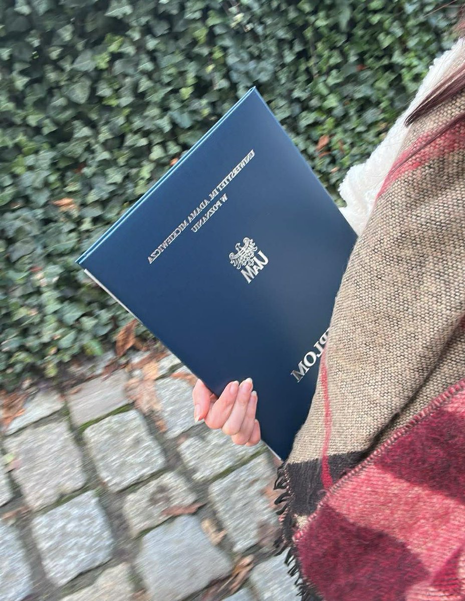 livshoouse's tweet image. “ciekawe gdzie ty będziesz pracować po tych studiach”, a już dostałam telefon z ofertą pracy, gdzie zarobię X pieniędzy 🥰🥰 slaaay