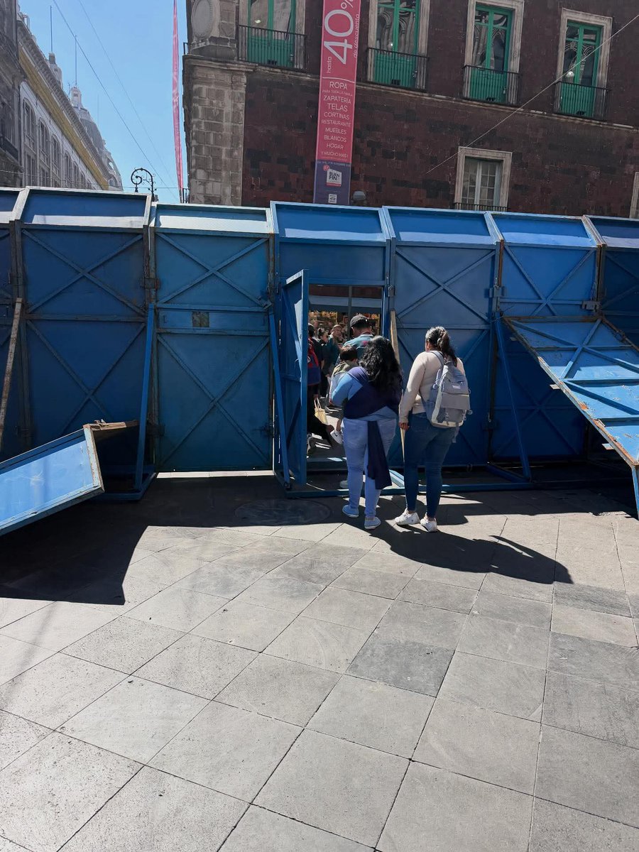 brujaporras's tweet image. Esta es la puerta por donde podía pasar la libertad de expresión y de manifestación.