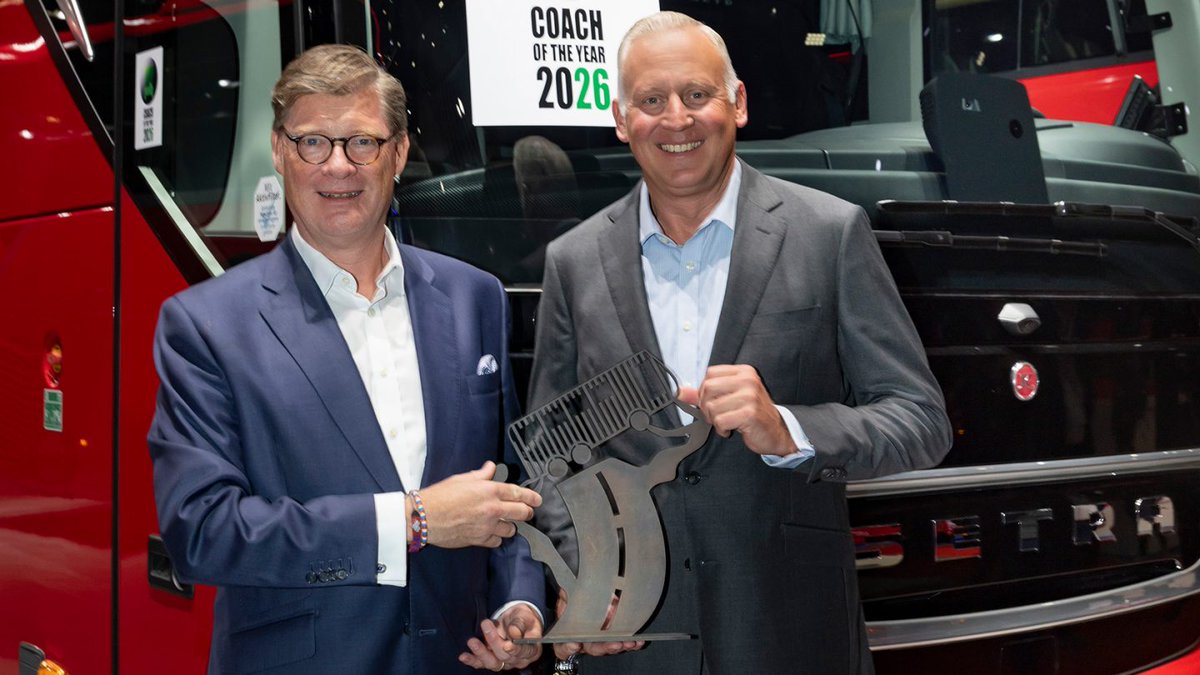 DaimlerBusesFR's tweet image. La #TopClass de #Setra sacrée « Coach of the Year  2026 » à #BusworldEurope ! Pour Till Oberwörder, CEO de #DaimlerBuses :
« Ce trophée international se justifie par la multitude de ses innovations techniques et de ses solutions modernes. » setra-bus.com/fr_FR/brand/ne…