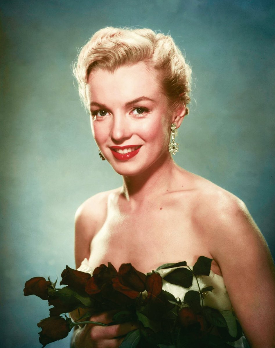 Preciosa pose en color de Marilyn Monroe en “Eva al desnudo” (“All About Eve”, 1950), de Joseph L. Mankiewicz.

Fotografía perteneciente a nuestro libro “Eva al desnudo. El libro del 75 aniversario”. 

Toda la información de libro aquí 👉 notoriousediciones.com/producto/eva-a…