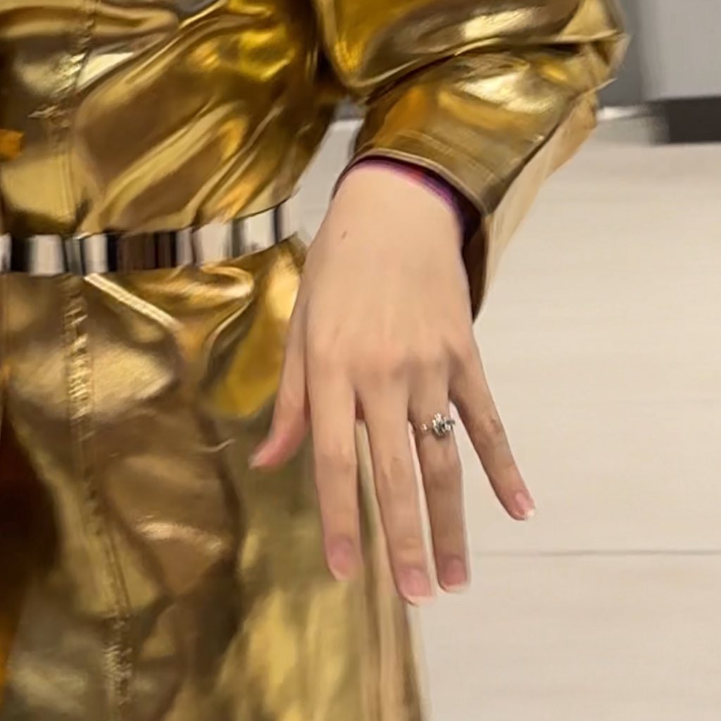 softnuary's tweet image. ละวันนี้ชีใส่แหวนนิ้วนางข้างซ้ายอะ นิวมีอะไรจะบอกแม่มั้ย วันที่ 18 มันมีอะไร