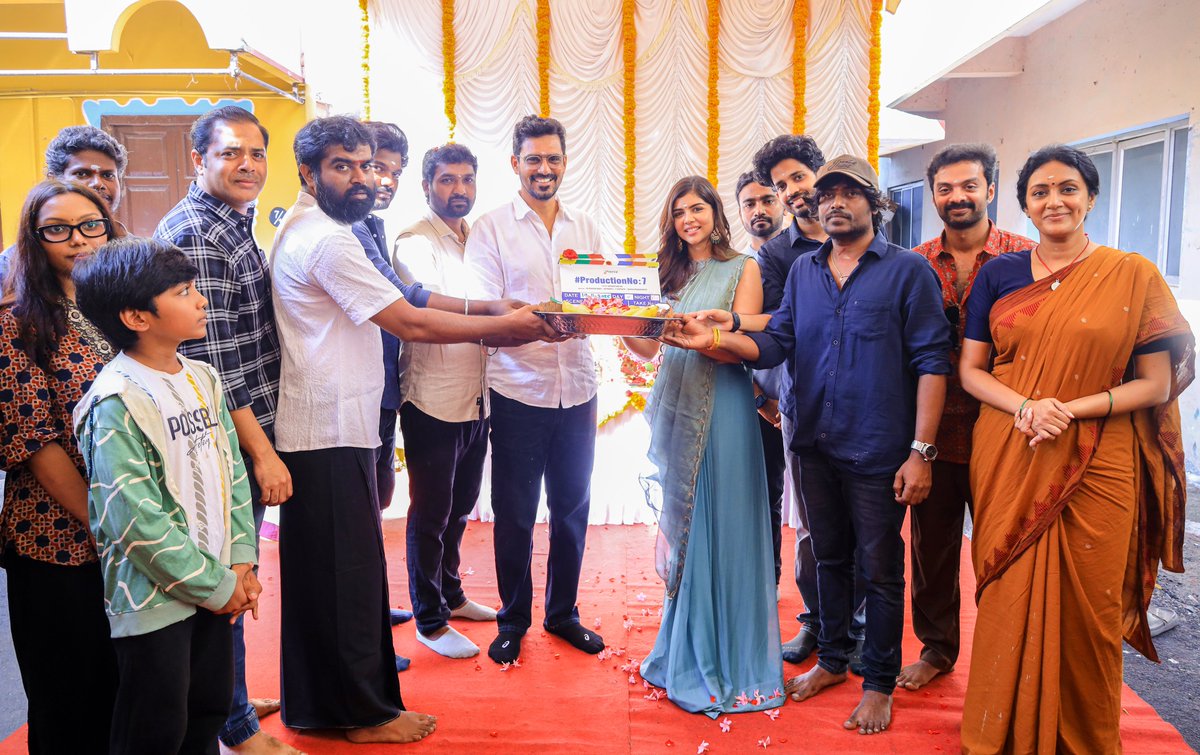 Potential_st's tweet image. Lights on. Camera rolling. Shoot starts today for Project No.7.🎬✨
Featuring the elegant and enchanting @kalyanipriyan in the lead 💛

#Devadarshni @vinoth_kishan #ThiraviyamSN @justin_tunes @gokulbenoy @Aral_Thangam #MayaPandi @prabhu_sr @rthanga 

#ProjectNo7