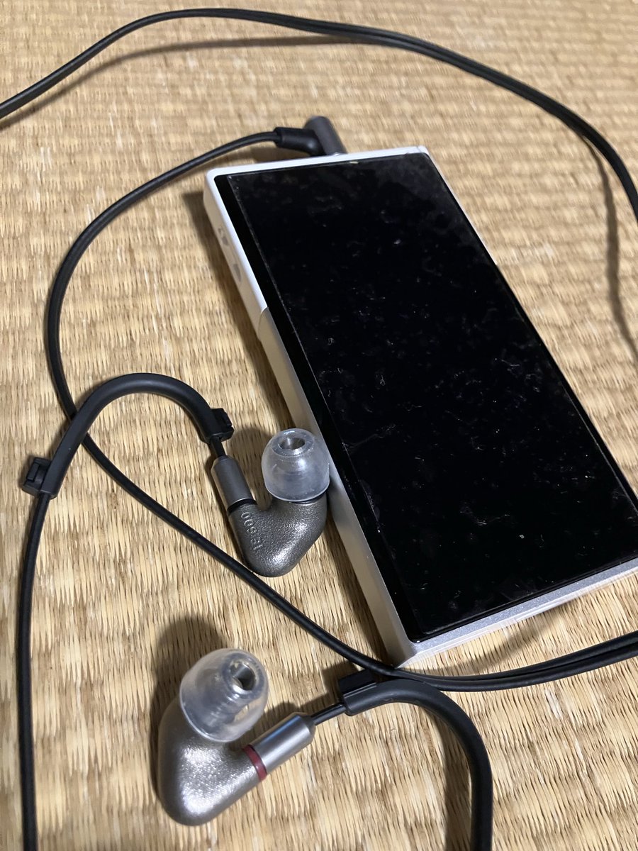 Hoshio5150's tweet image. 今のシステム。
activo p1プレーヤー
ie600イヤホン
onso06バランスケーブル
azla mithrylイヤーピース

ロックもボーカルもジャズもシャープに低音も適度に熱く鳴らしてくれる。
良いよ、最高だ。
